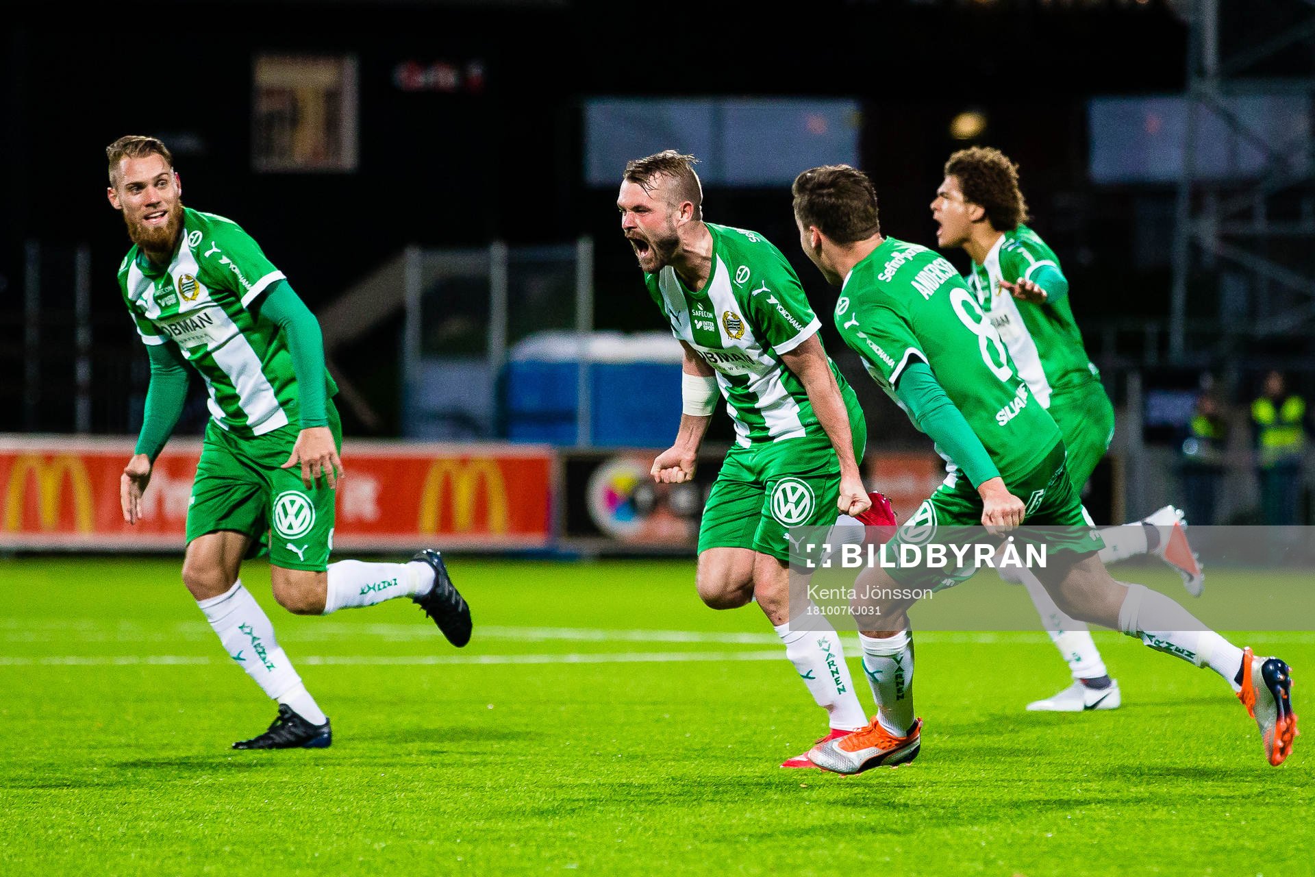 Hammarbys Mads Fenger Nielsen jublar med Jeppe Andersen ,
