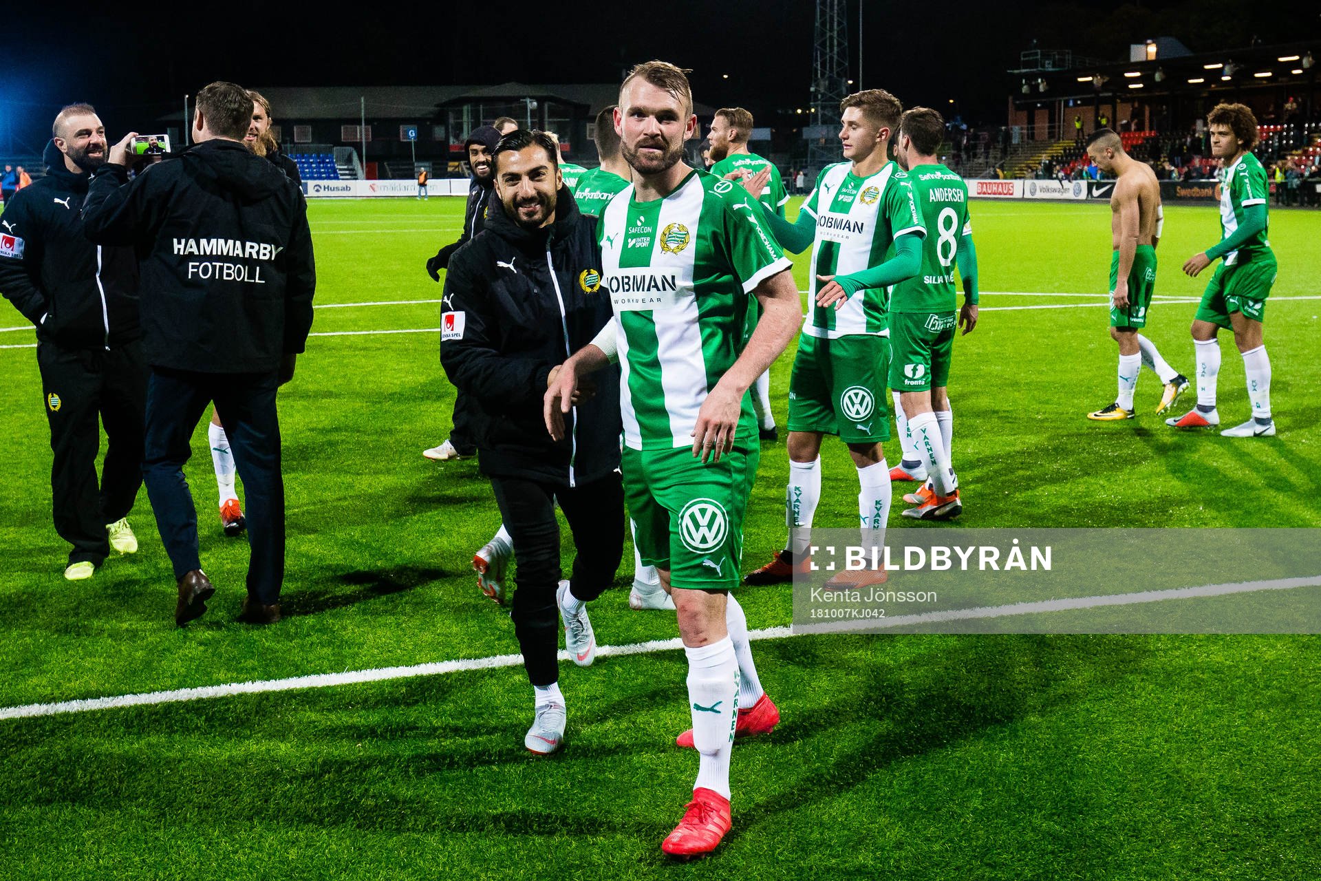 Hammarbys Mads Fenger Nielsen jublar med Jiloan Hamad efter fotbollsmatchen i Allsvenskan mellan Brommapojkarna och Hammarby den 7 Oktober 2018 i Stockholm.