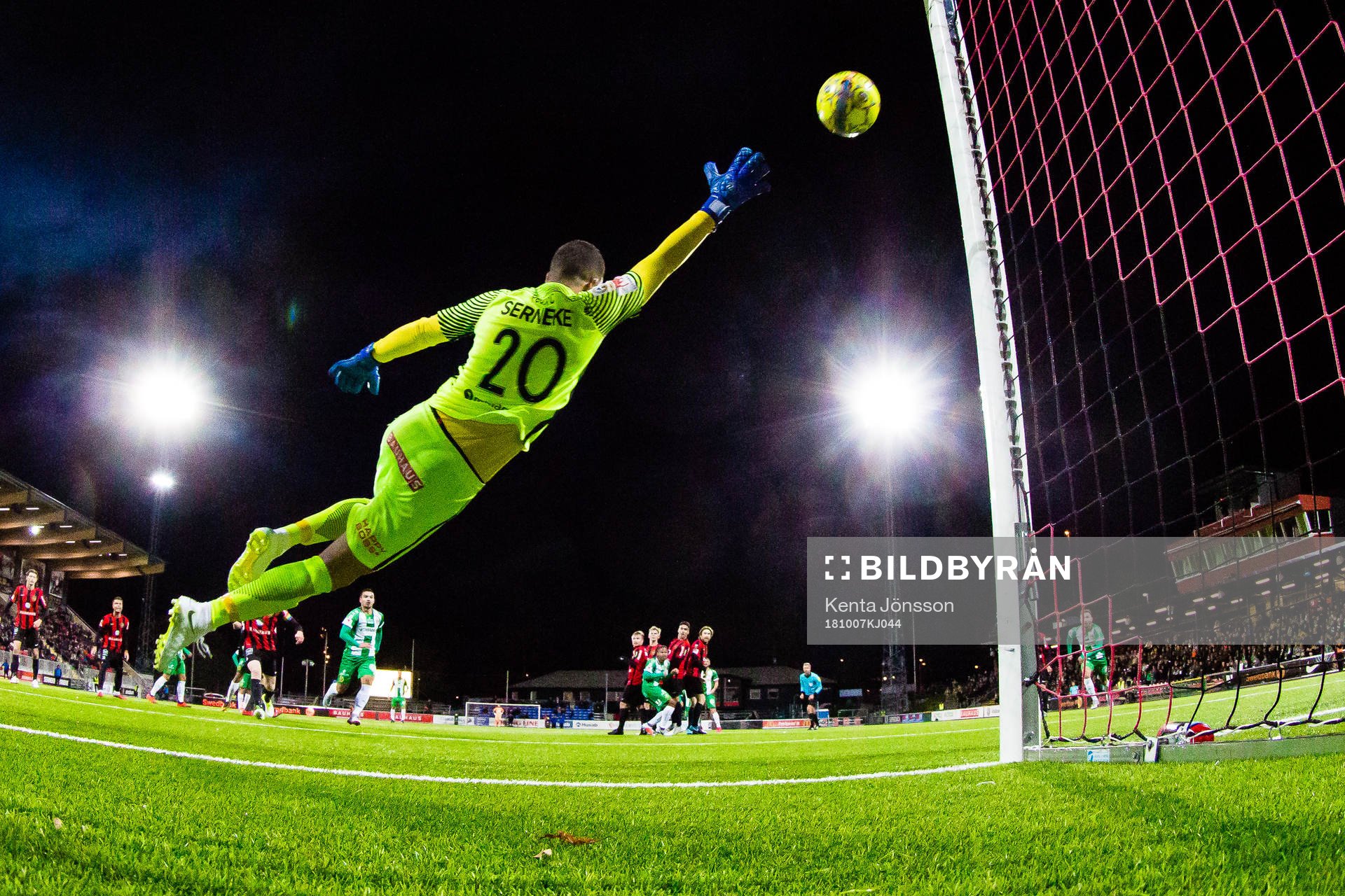 Hammarbys Mads Fenger Nielsen gör 2-3 på en frispark