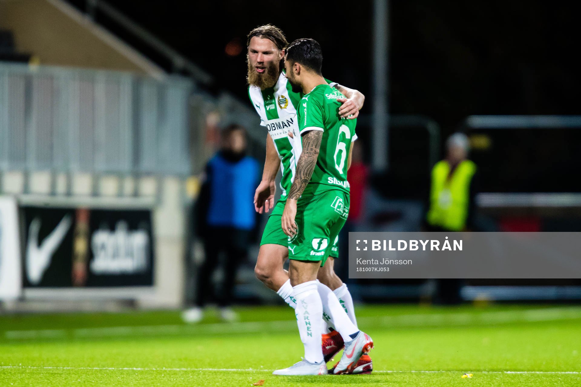 Hammarbys Jiloan Hamad blir utbytt och manas på av Björn