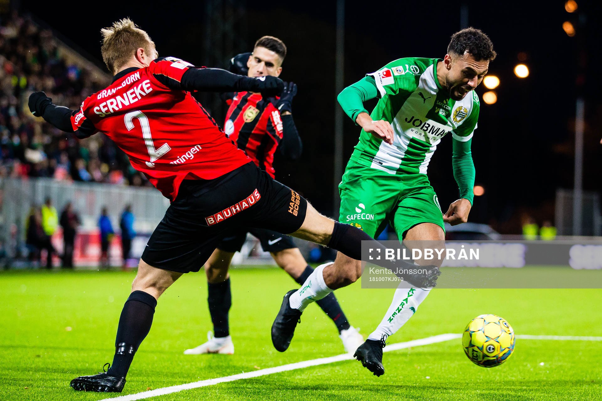 Hammarbys Imad Khalili i kamp om bollen med Brommapojkarnas