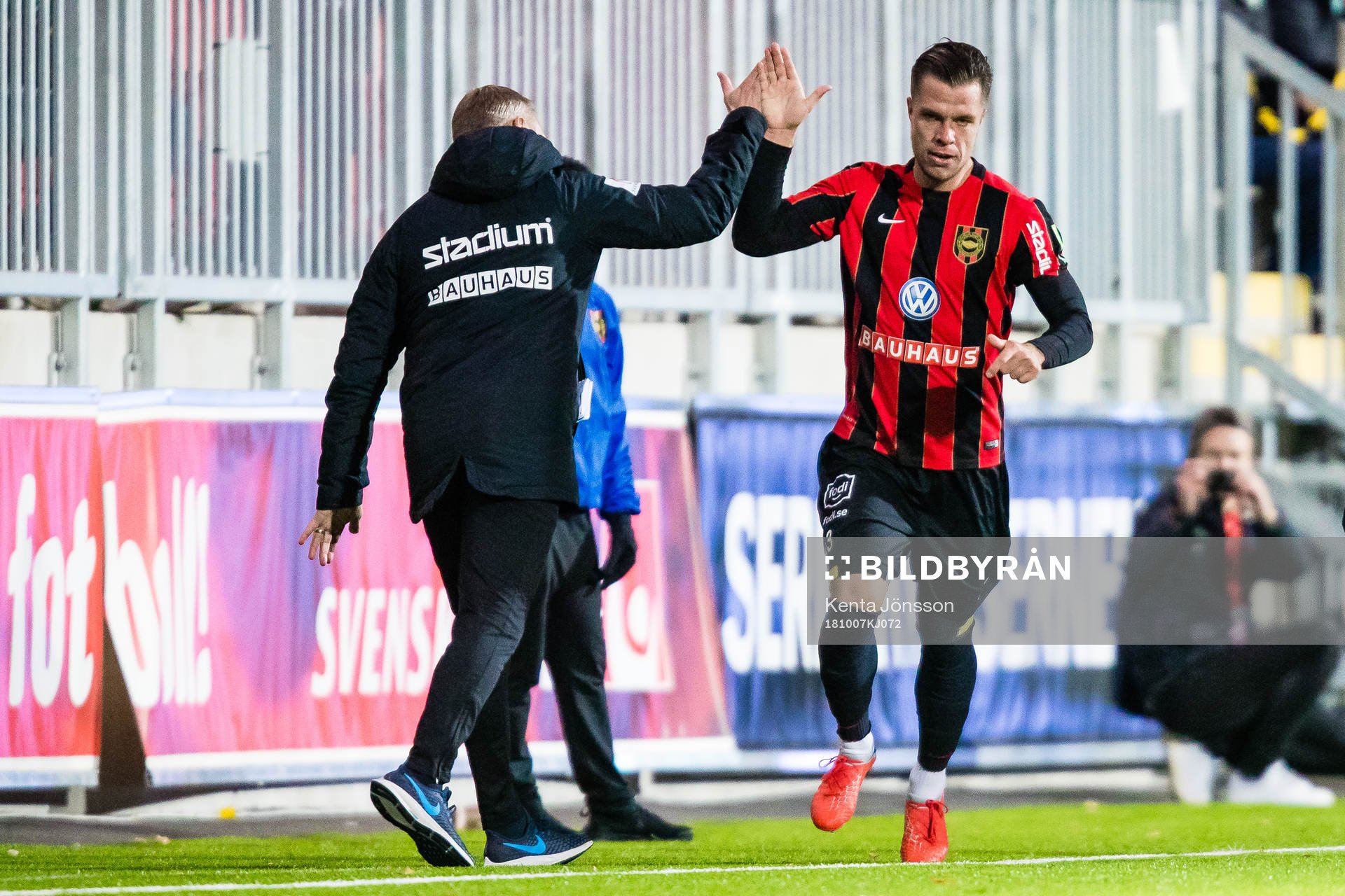 Brommapojkarnas Erik Figueroa gör high five med tränare Roberth Björknesjö efter 2-1 under fotbollsmatchen i Allsvenskan mellan Brommapojkarna och Hammarby den 7 Oktober 2018 i Stockholm.