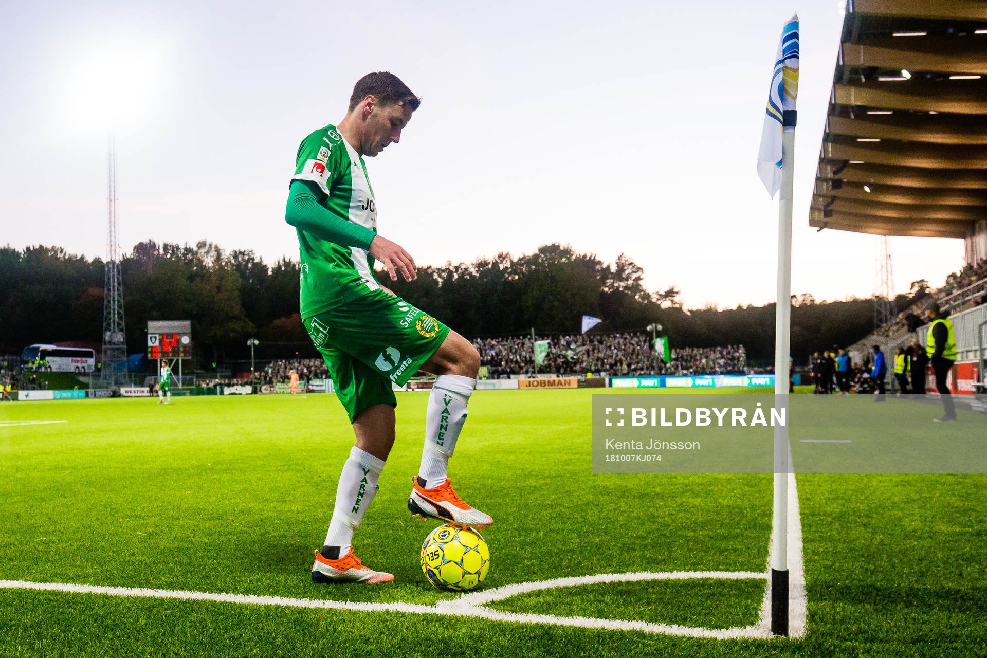 Hammarbys Jeppe Andersen förbereder sig för en hörna