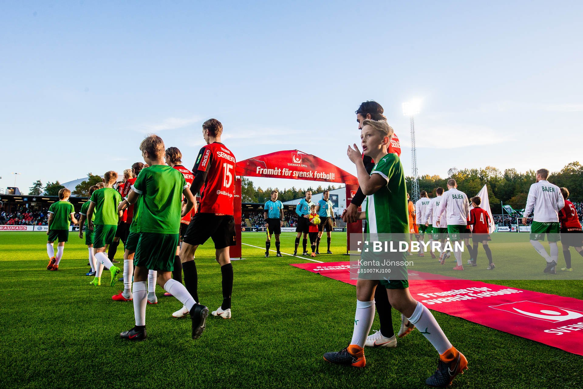 Brommapojkarnas och Hammarbys spelare för entré på