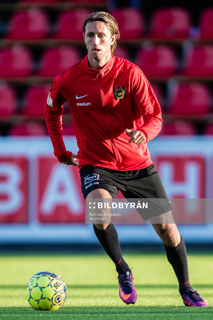 Brommapojkarnas Philip Hellqvist innan fotbollsmatchen i