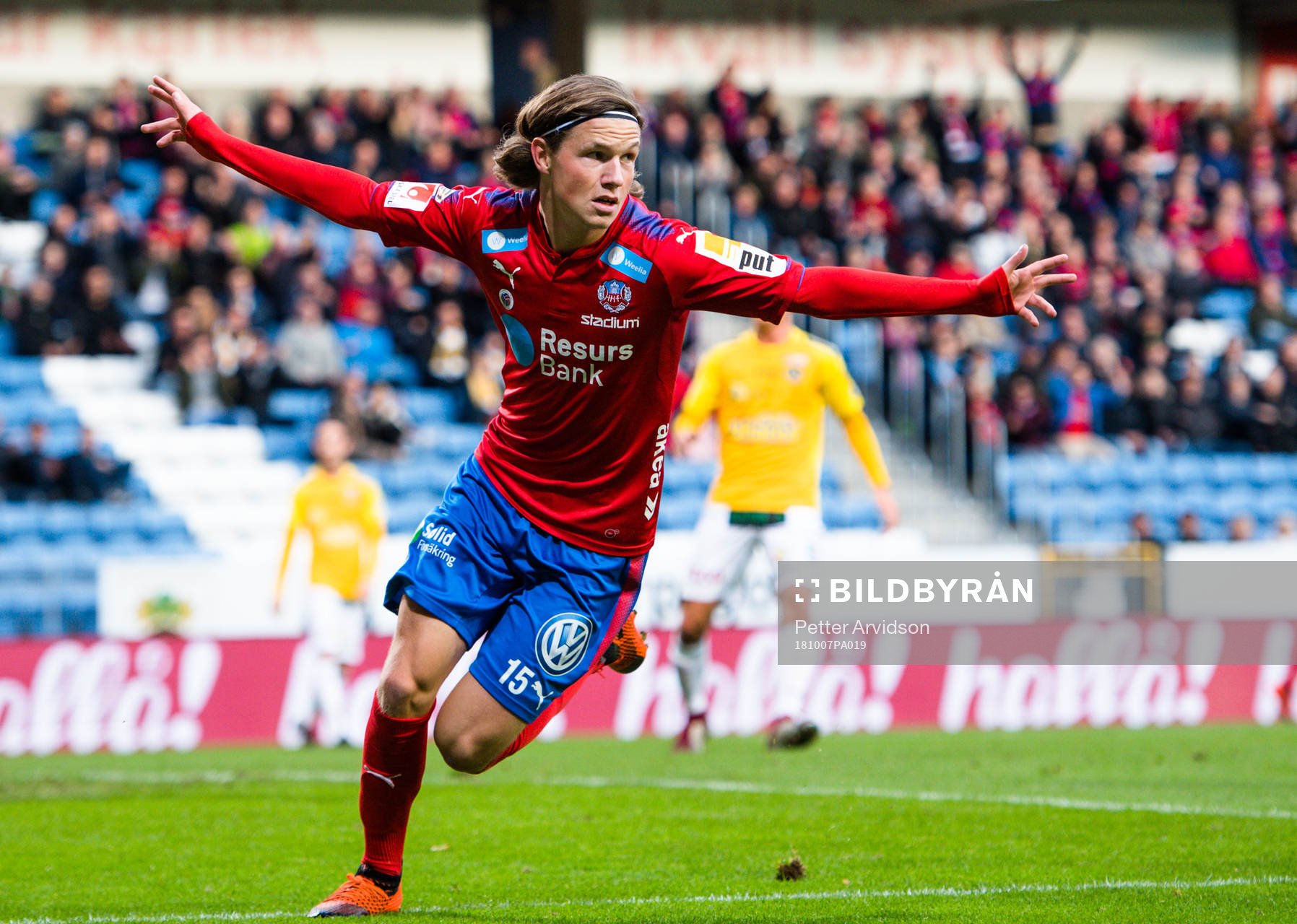 Helsingborgs Max Svensson jublar efter 1-0 under fotbollsmatchen i Superettan mellan Helsingborg och Falkenberg den 7 oktober 2018 i Helsingborg.