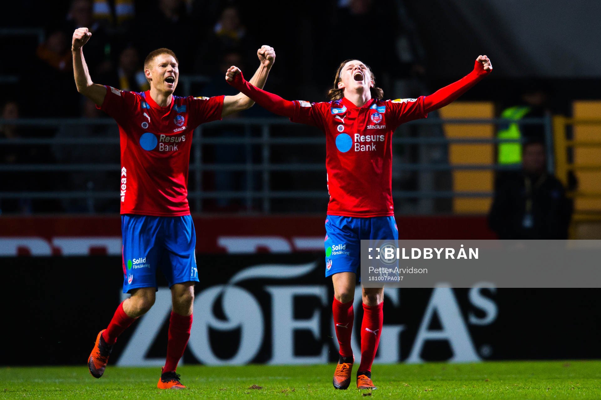 Helsingborgs Markus Holgersson och Max Svensson jublar