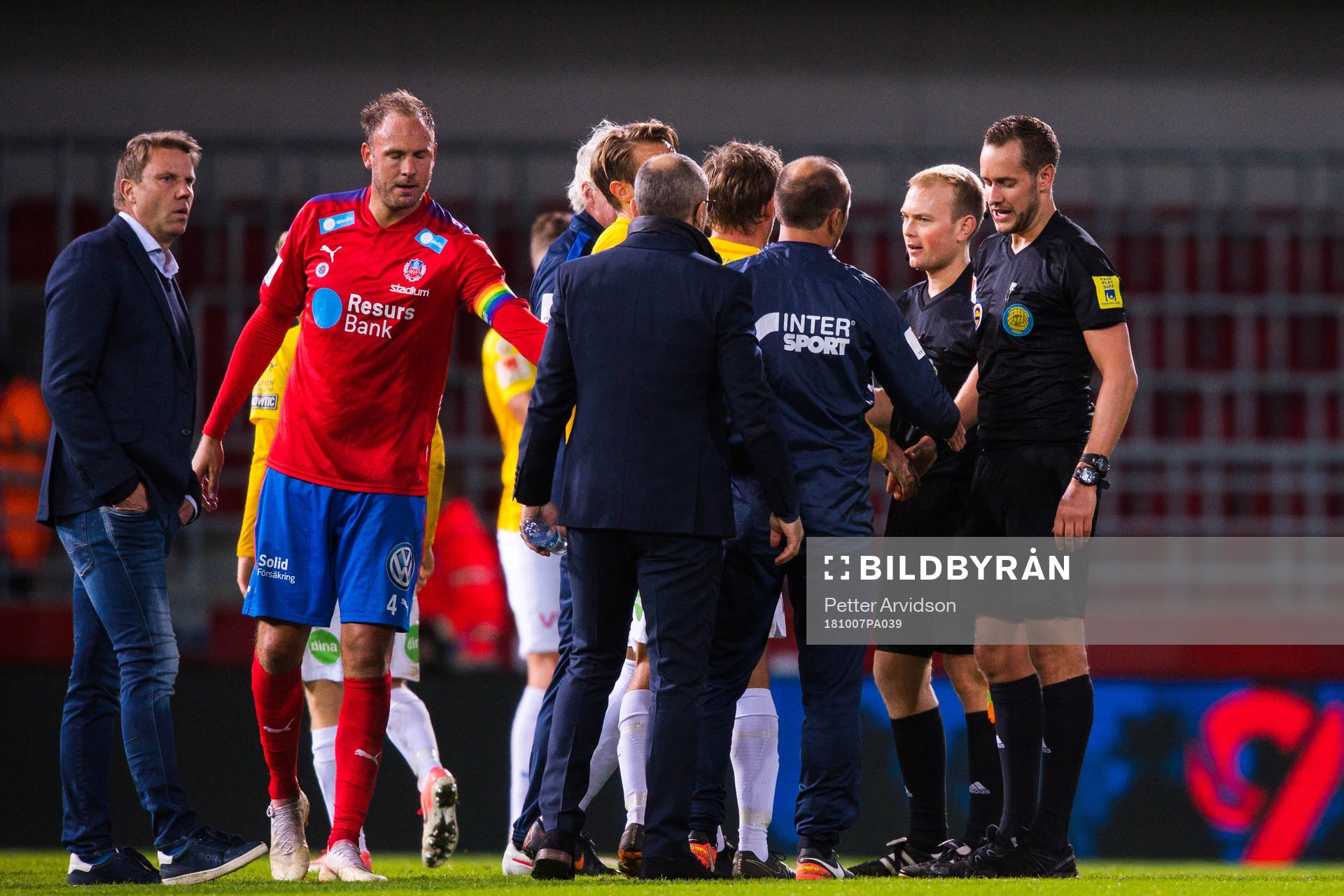 Falkenbergs spelare i samtal med domaren