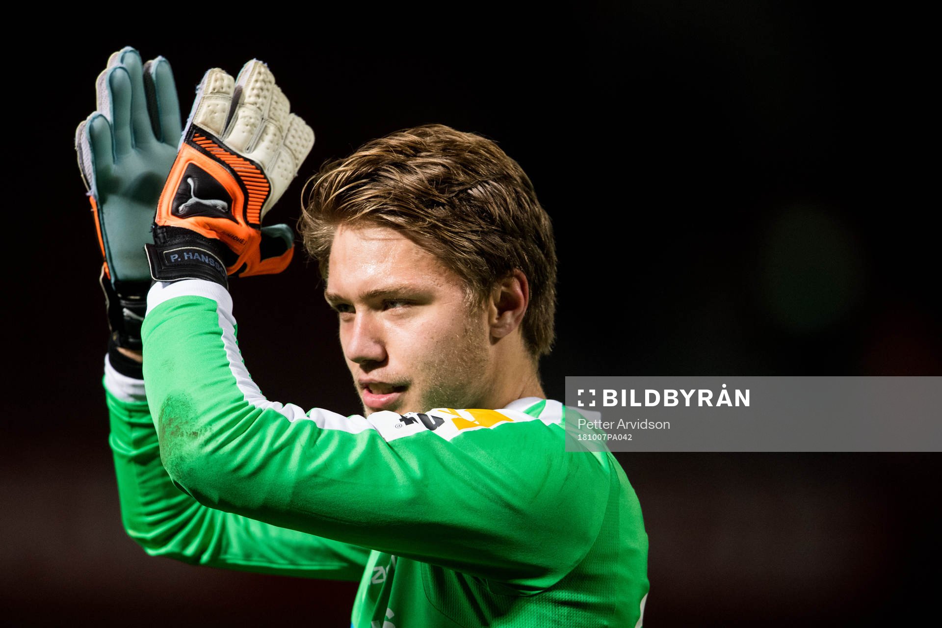 Helsingborgs målvakt Kalle Joelsson tackar publiken efter fotbollsmatchen i Superettan mellan Helsingborg och Falkenberg den 7 oktober 2018 i Helsingborg.