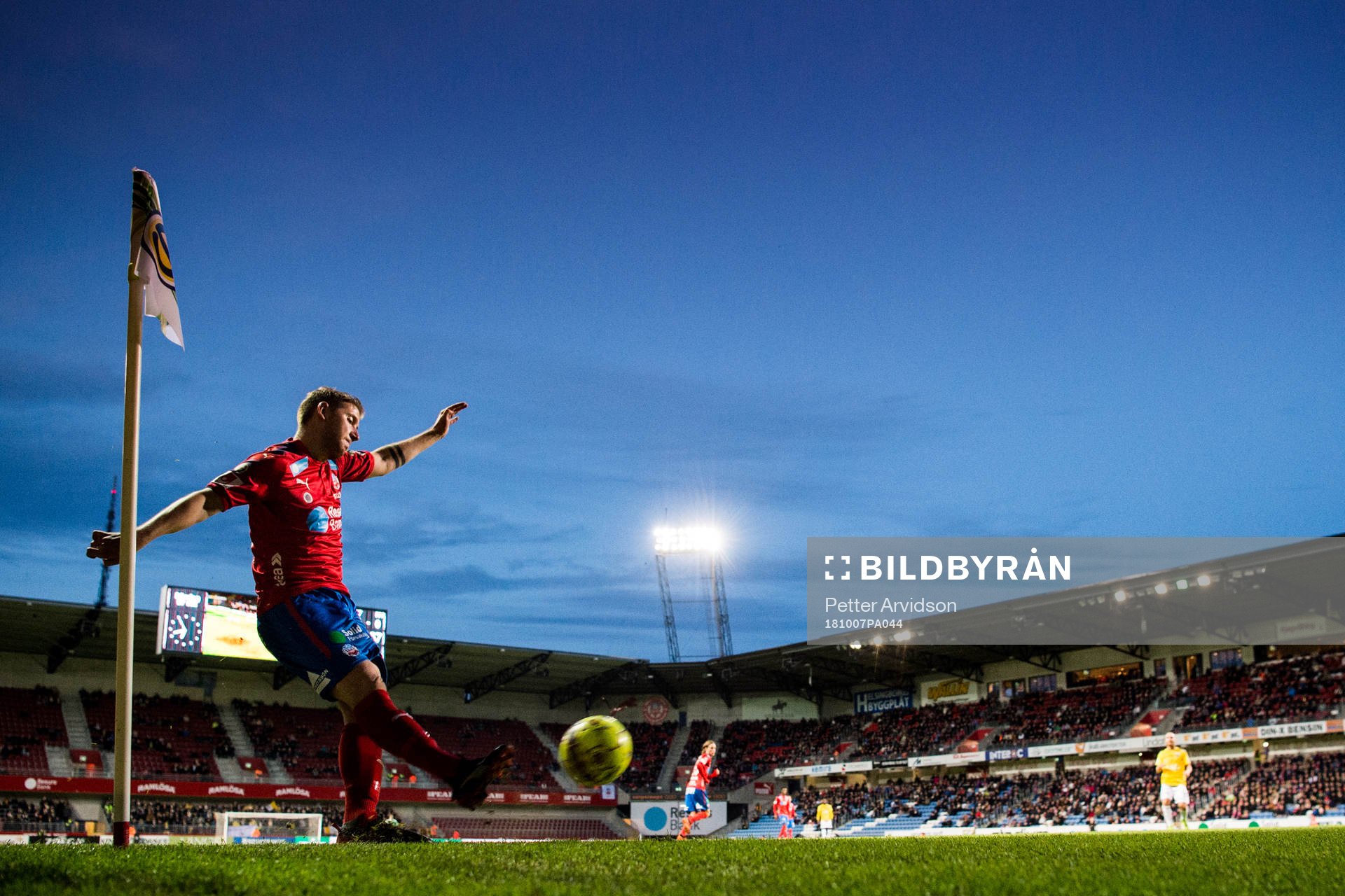 Helsingborgs Darijan Bojanic slår en hörna