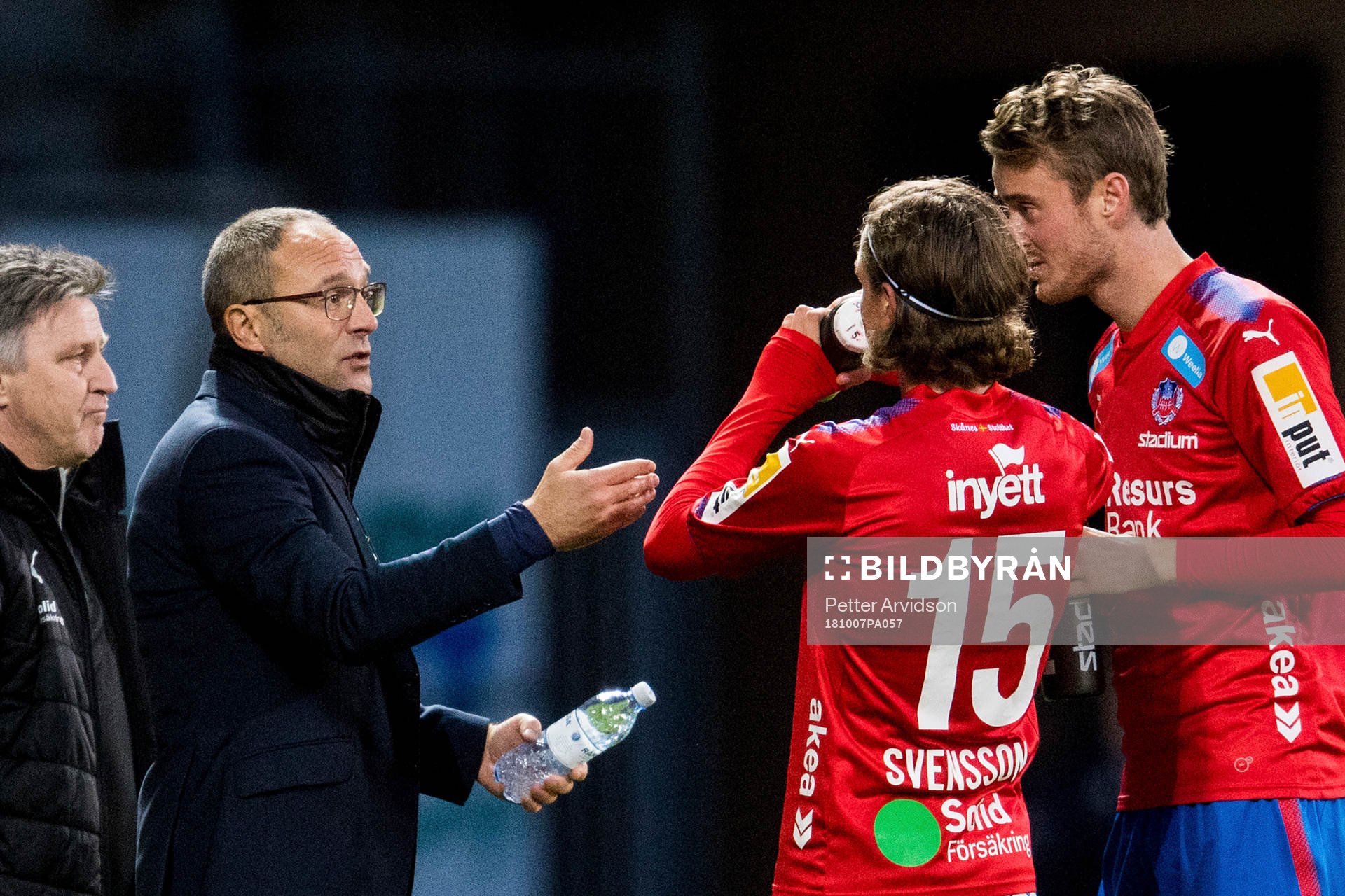 Helsingborgs tränare Per-Ola Ljung i samtal med Rasmus