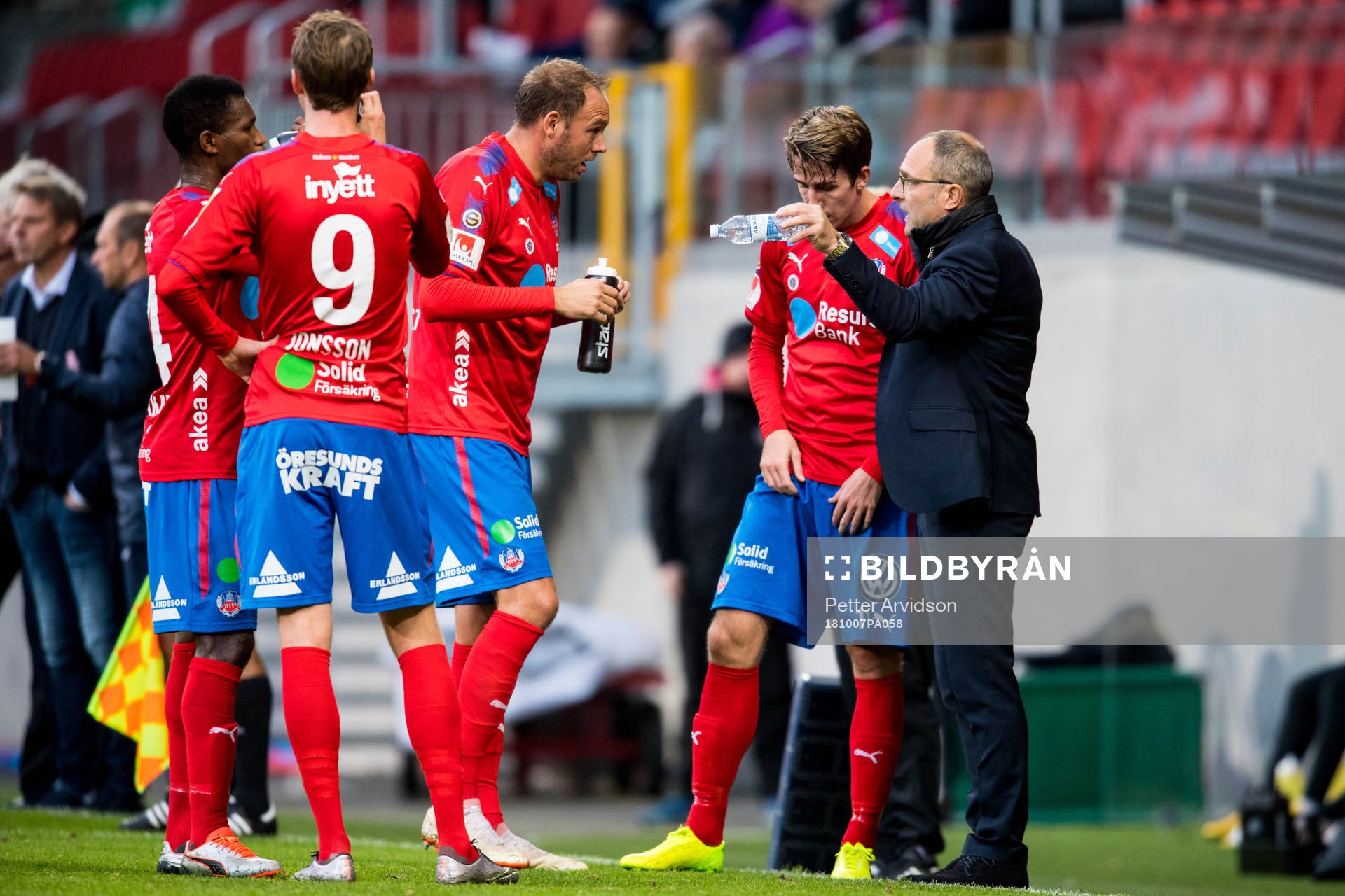 Helsingborgs tränare Per-Ola Ljung i samtal med Andreas