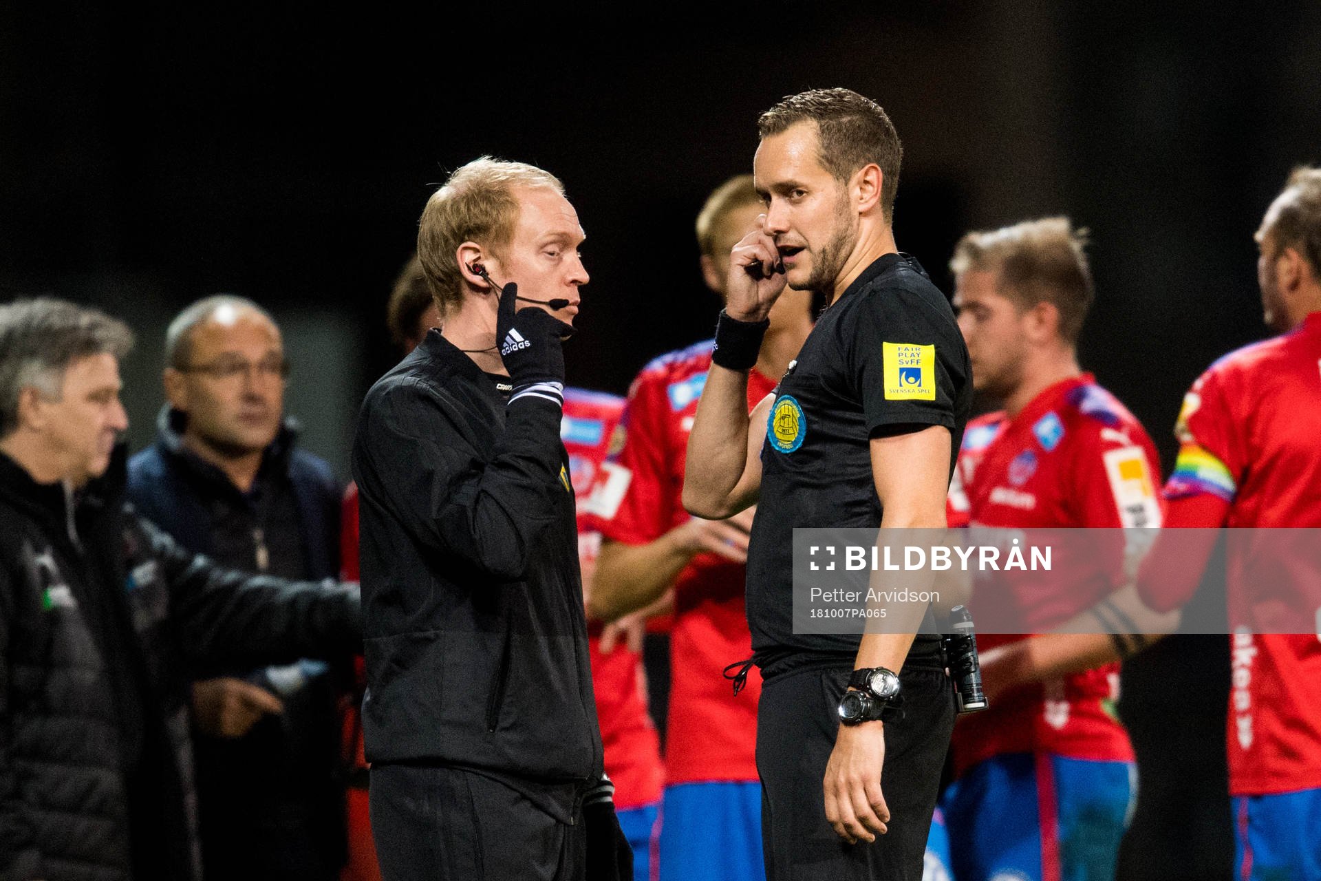 Domare Victor Wolf i samtal med fjärdedomare Per Melin