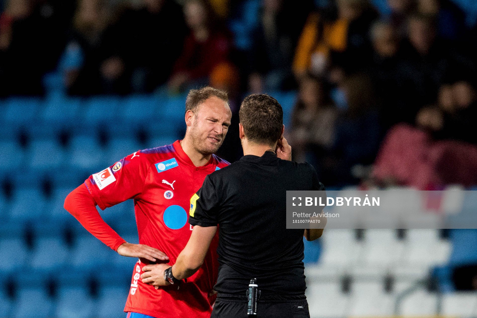 Helsingborgs Andreas Granqvist i samtal med domare Victor