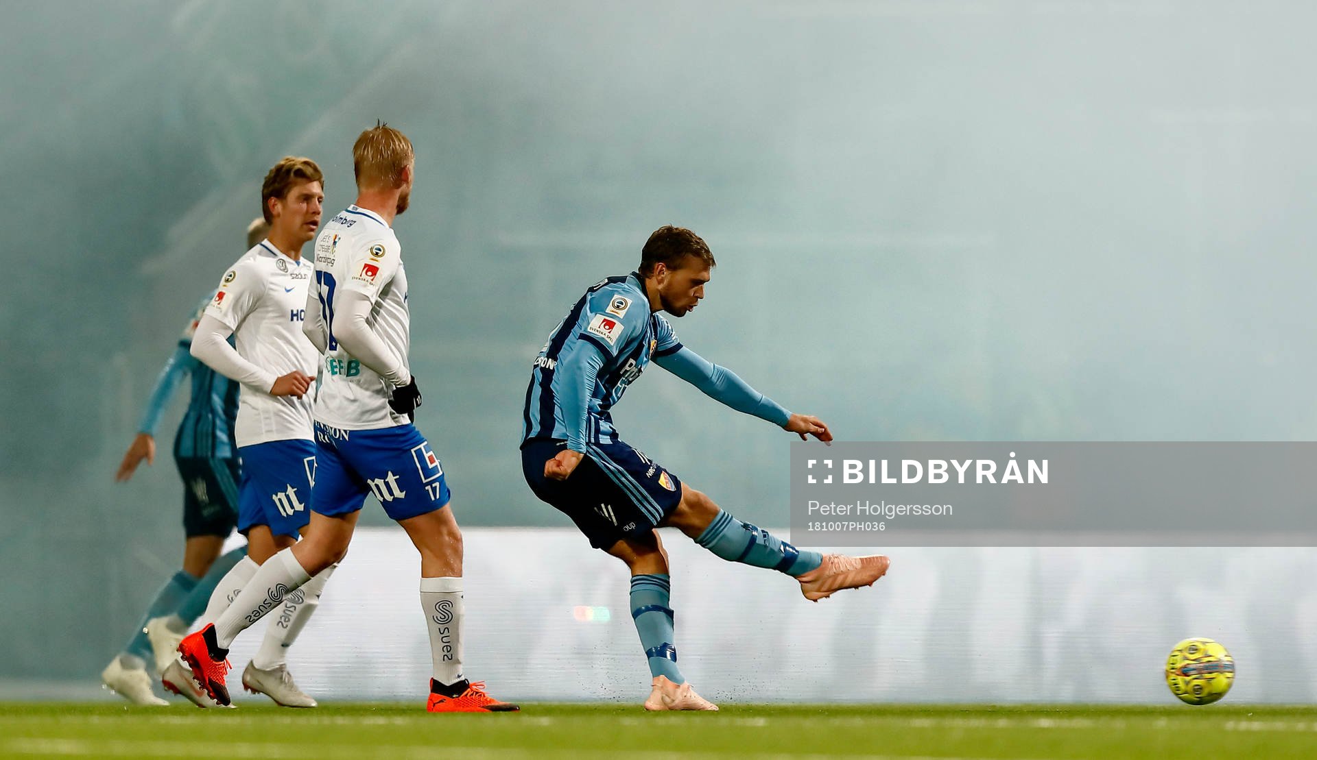 Spel i rök av pyroteknik och bengaler från Djurgårdens