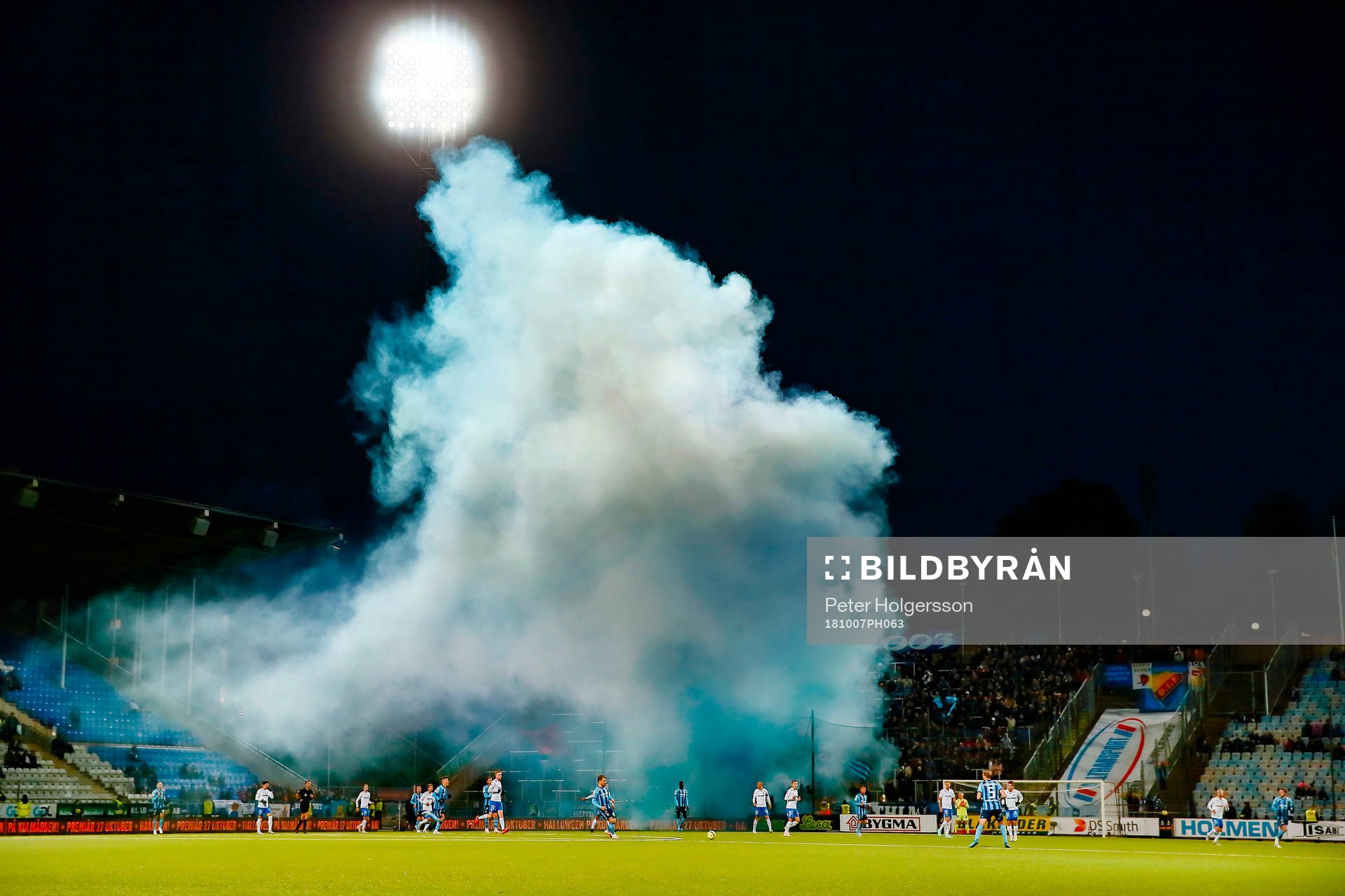 Pyroteknik, bengaler, rök från Djurgårdens supporters