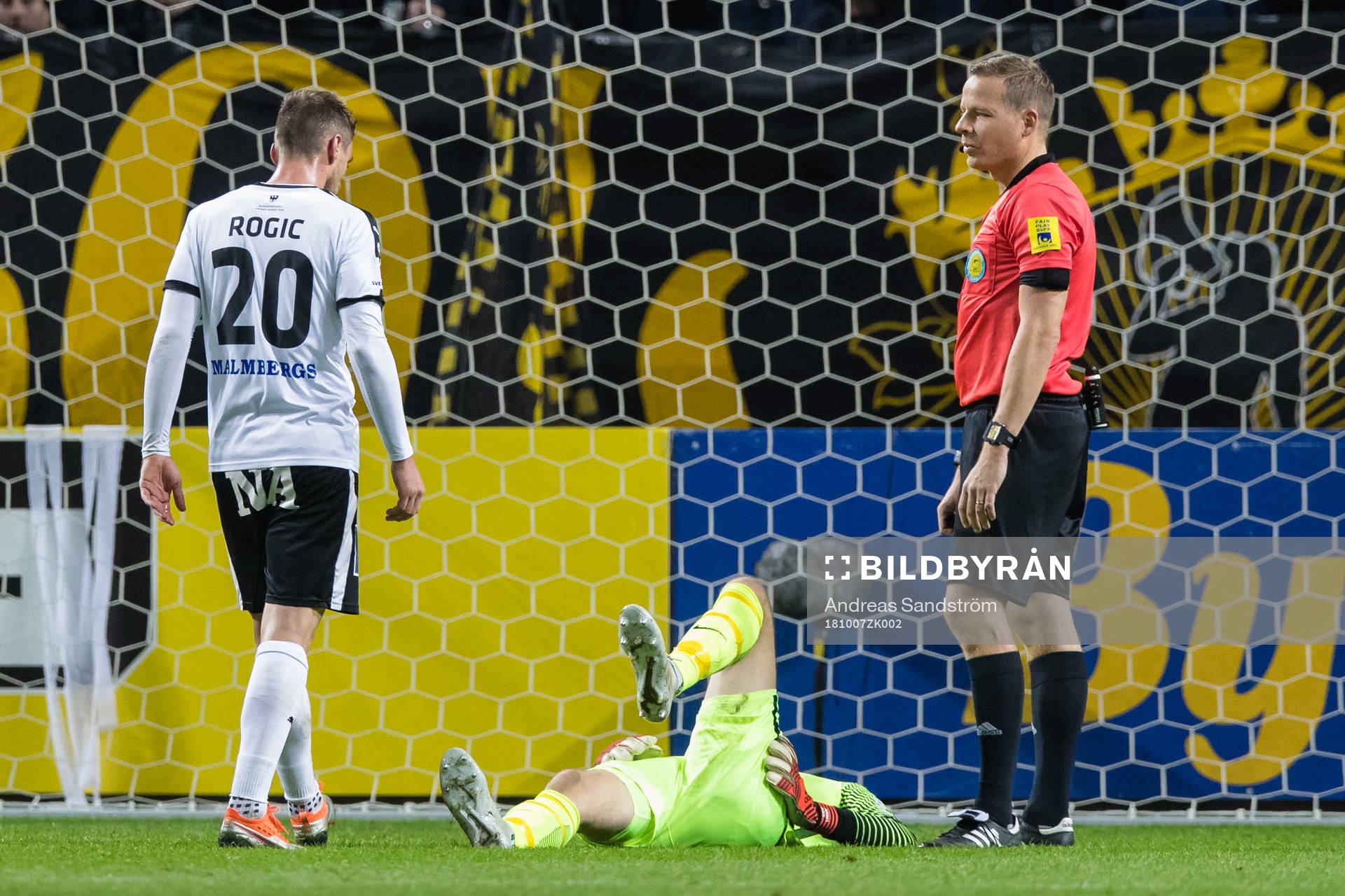 Domare Johan Krantz och Örebros Filip Rogic ser på medans