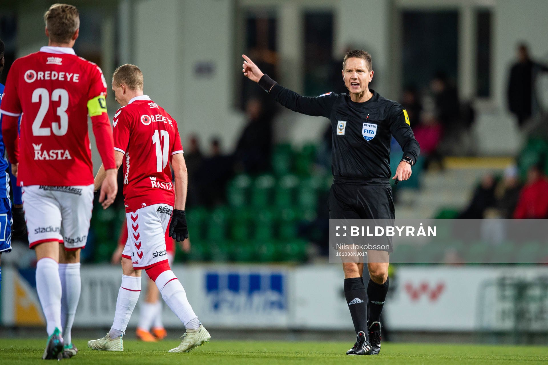 Domare Markus Strömbergsson under fotbollsmatchen i Allsvenskan mellan GIF Sundsvall och Kalmar den 8 oktober 2018 i Sundsvall.