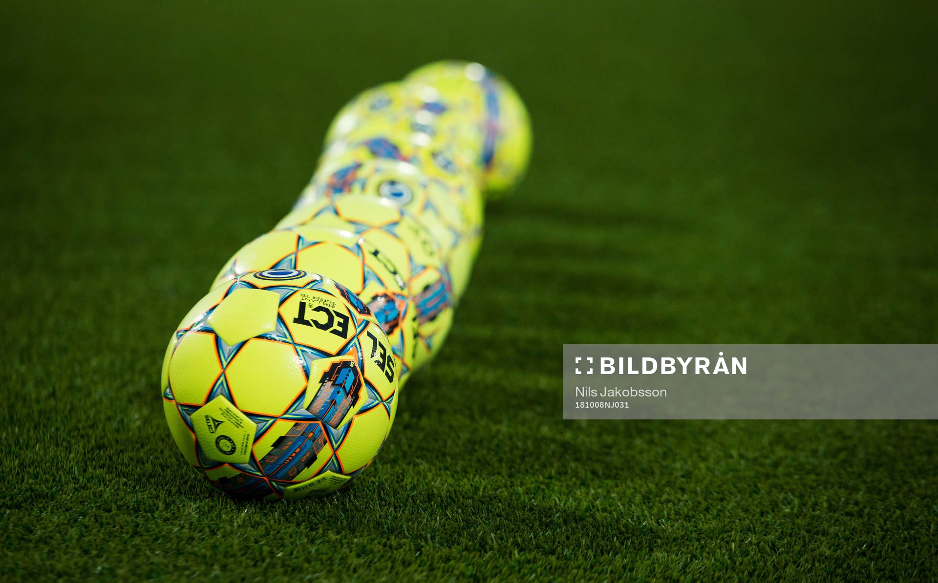 Bollar ligger på rad innan fotbollsmatchen i Allsvenskan