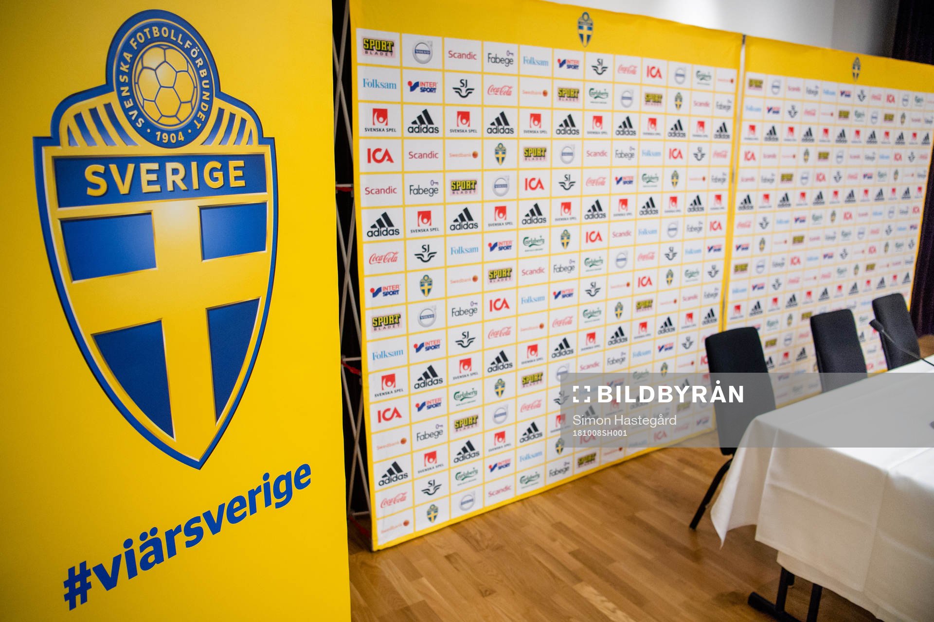 Svenska fotbollförbundets logotyp på en vepa före en