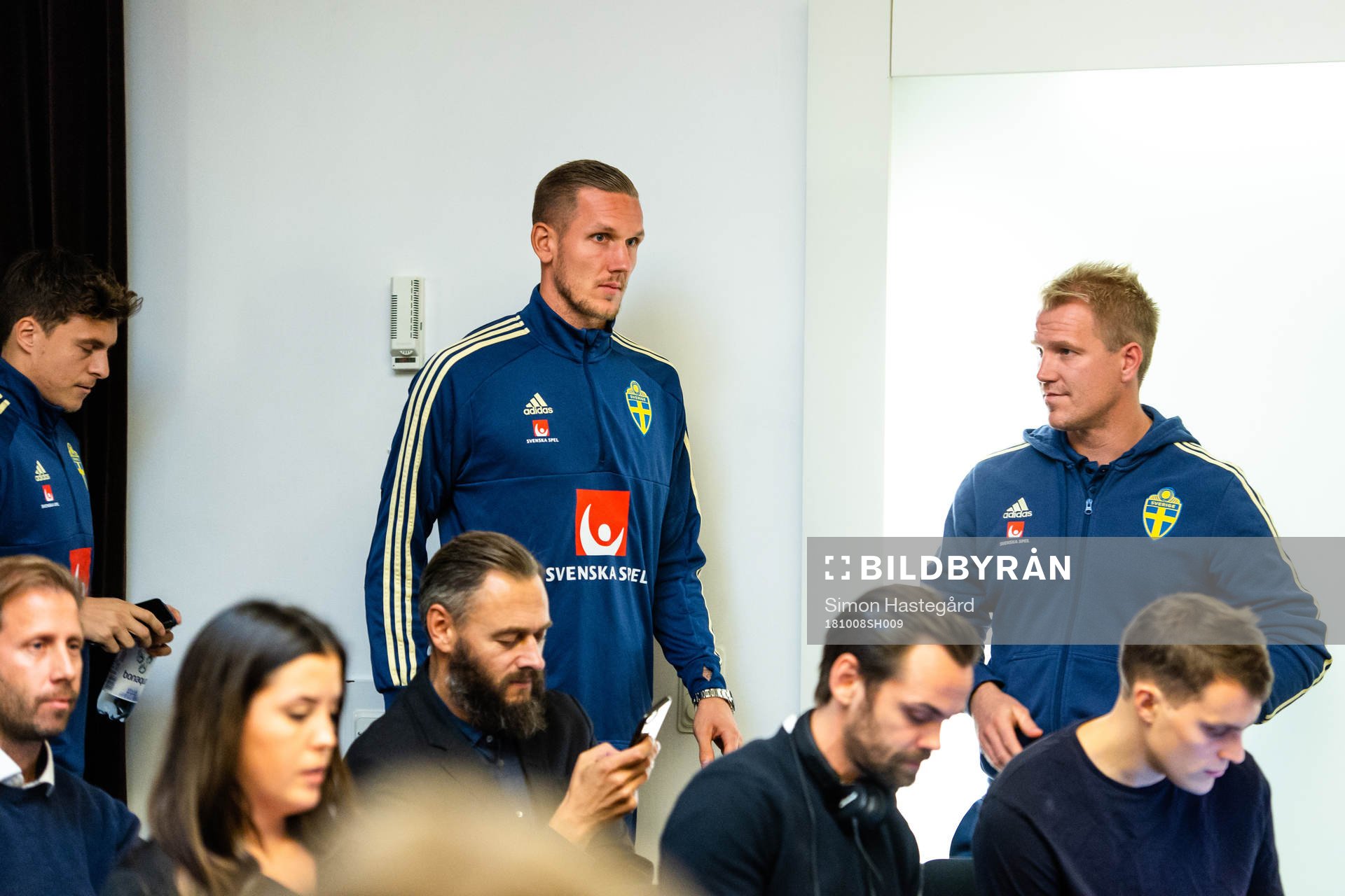 Sveriges målvakt Robin Olsen och Victor Nilsson Lindelöf