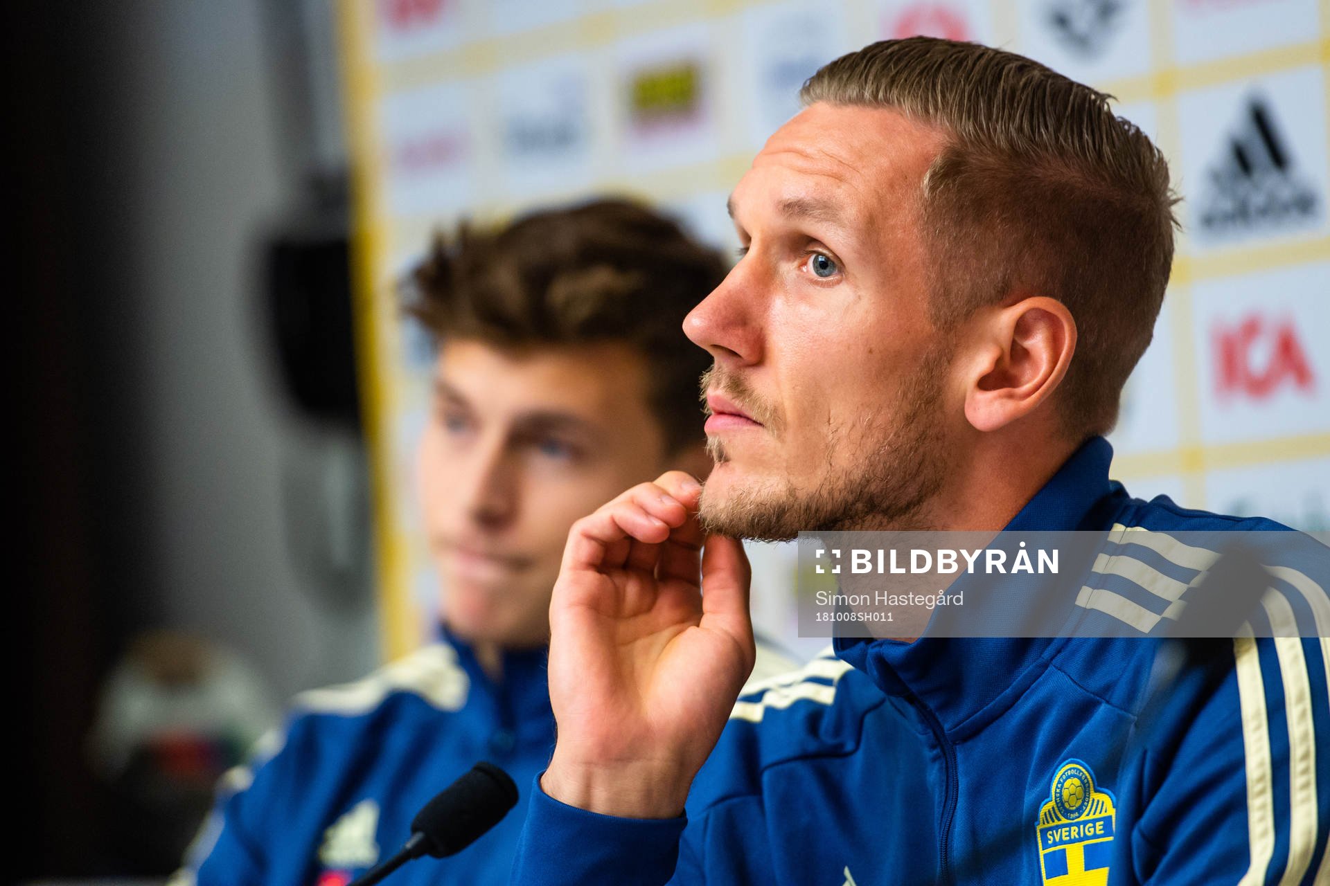 Sveriges målvakt Robin Olsen och Victor Nilsson Lindelöf