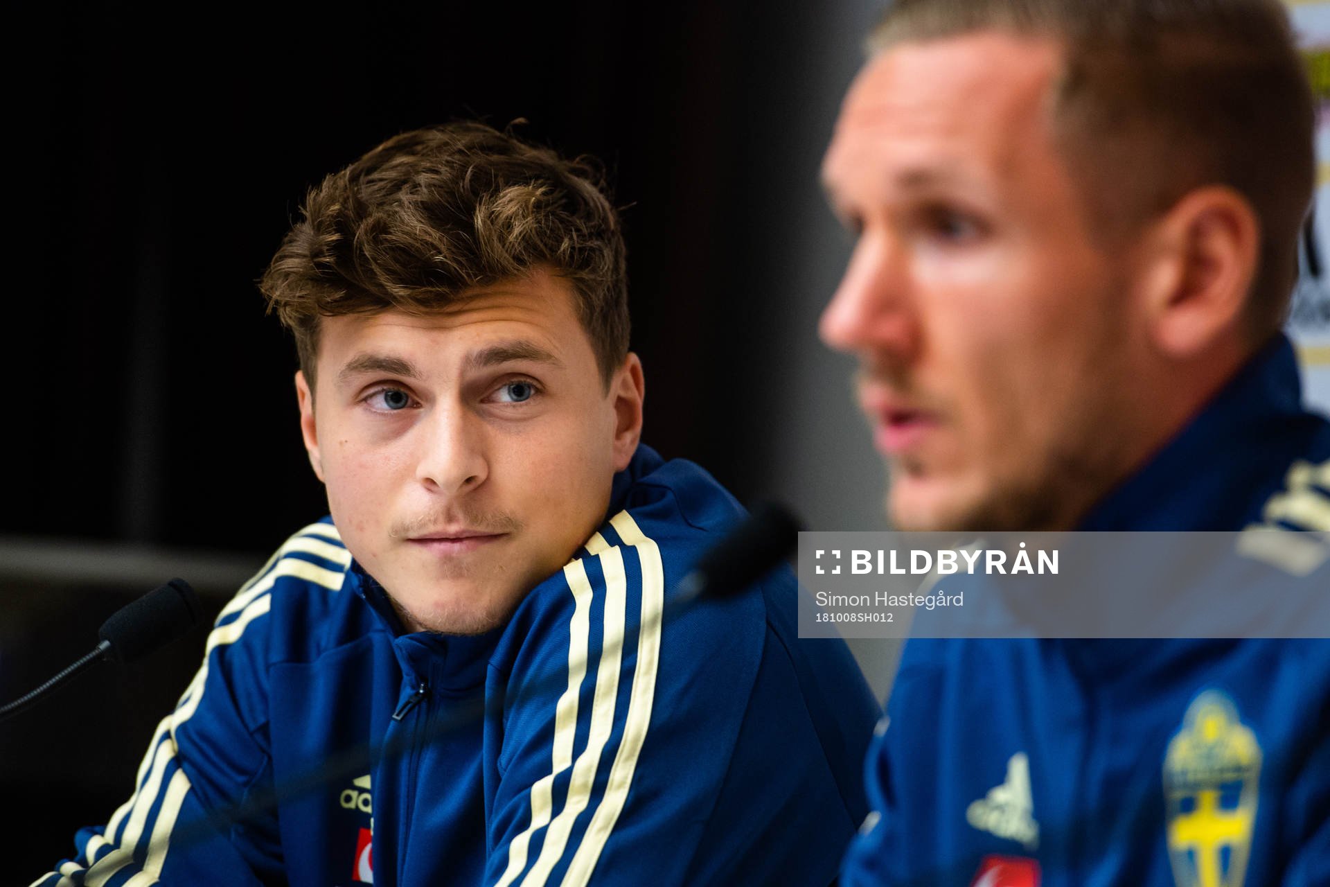 Sveriges målvakt Robin Olsen och Victor Nilsson Lindelöf