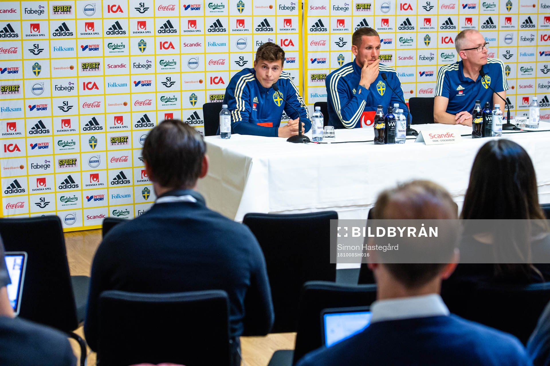Sveriges målvakt Robin Olsen, Victor Nilsson Lindelöf och Svenska fotbollförbundets kommunikatör Staffan Stjernholm under en presskonferens inför Nations League den 8 oktober 2018 i Stockholm.
