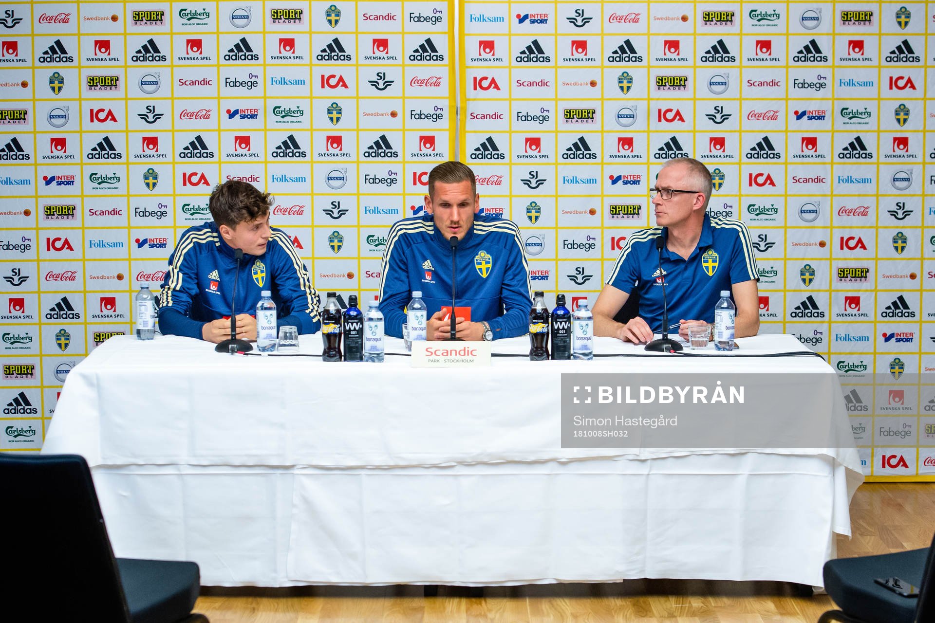 Sveriges målvakt Robin Olsen, Victor Nilsson Lindelöf och