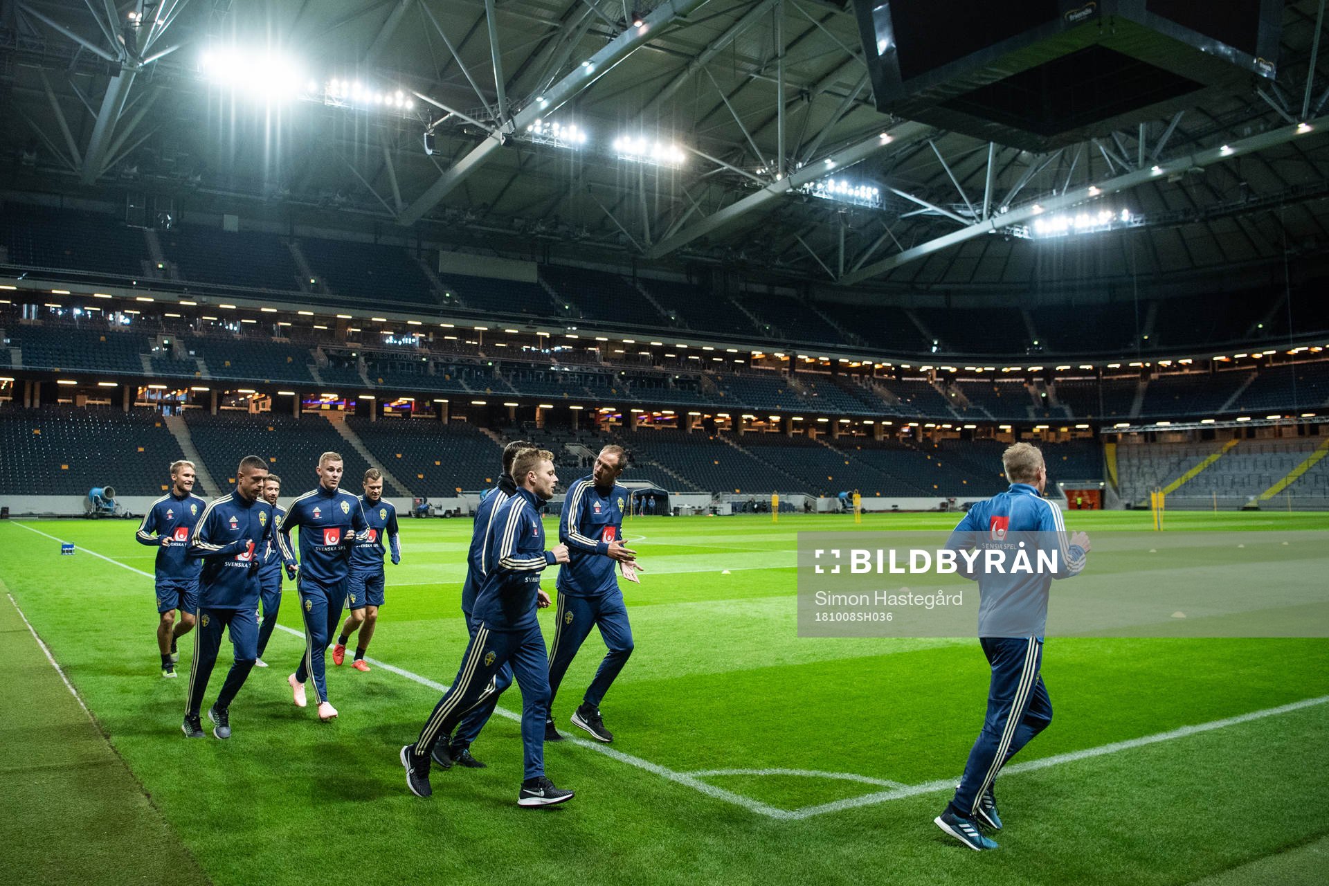 Sveriges spelare värmer upp under en träning med Sveriges fotbollslandslag inför Nations League den 8 oktober 2018 i Stockholm.