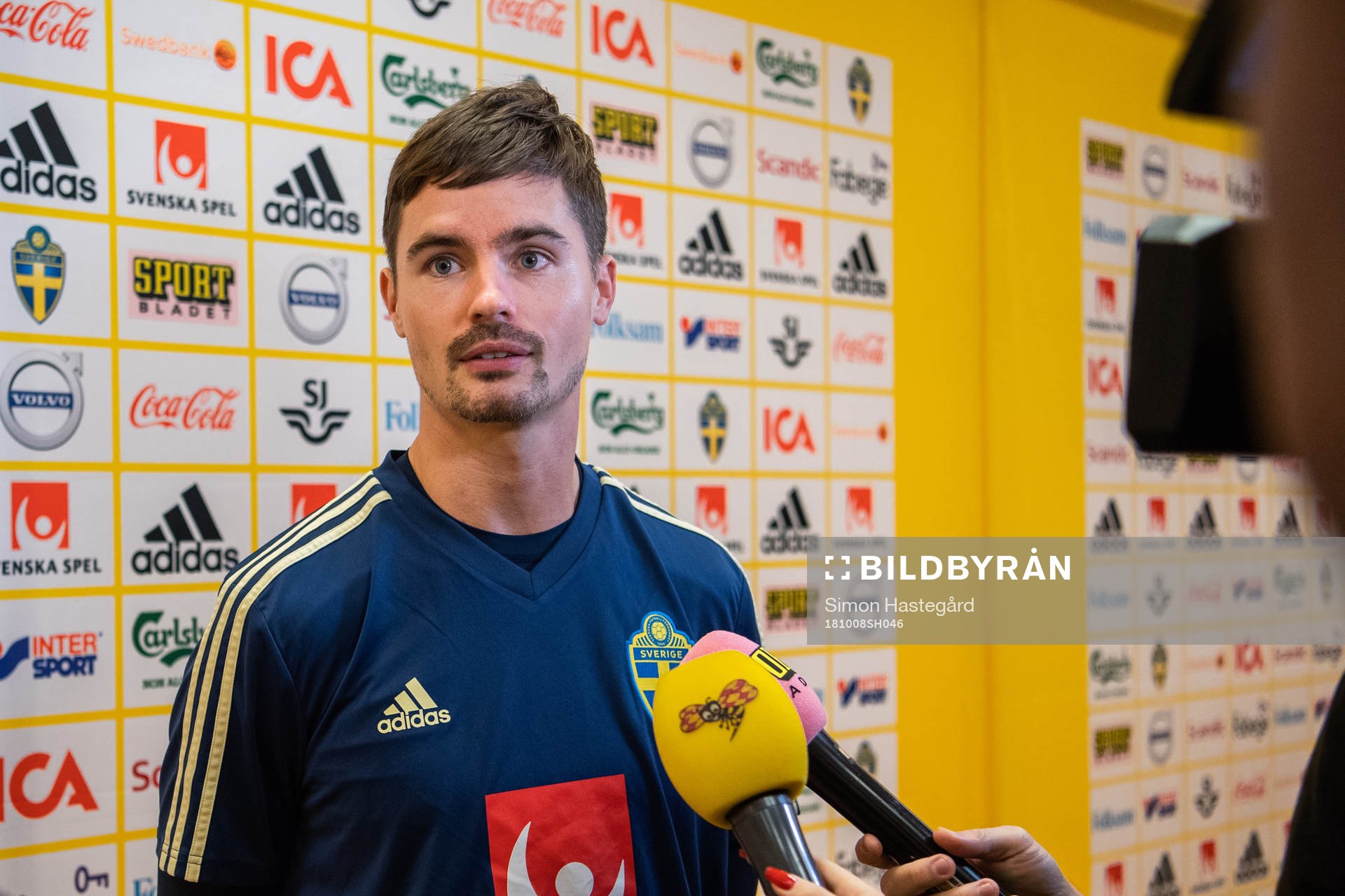 Sveriges Mikael Lustig i mixed zone