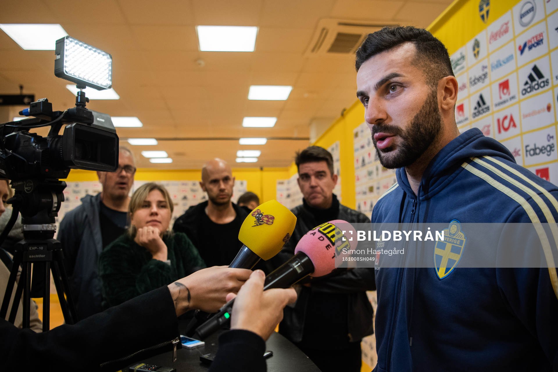 Sveriges Mikael Ishak i mixed zone