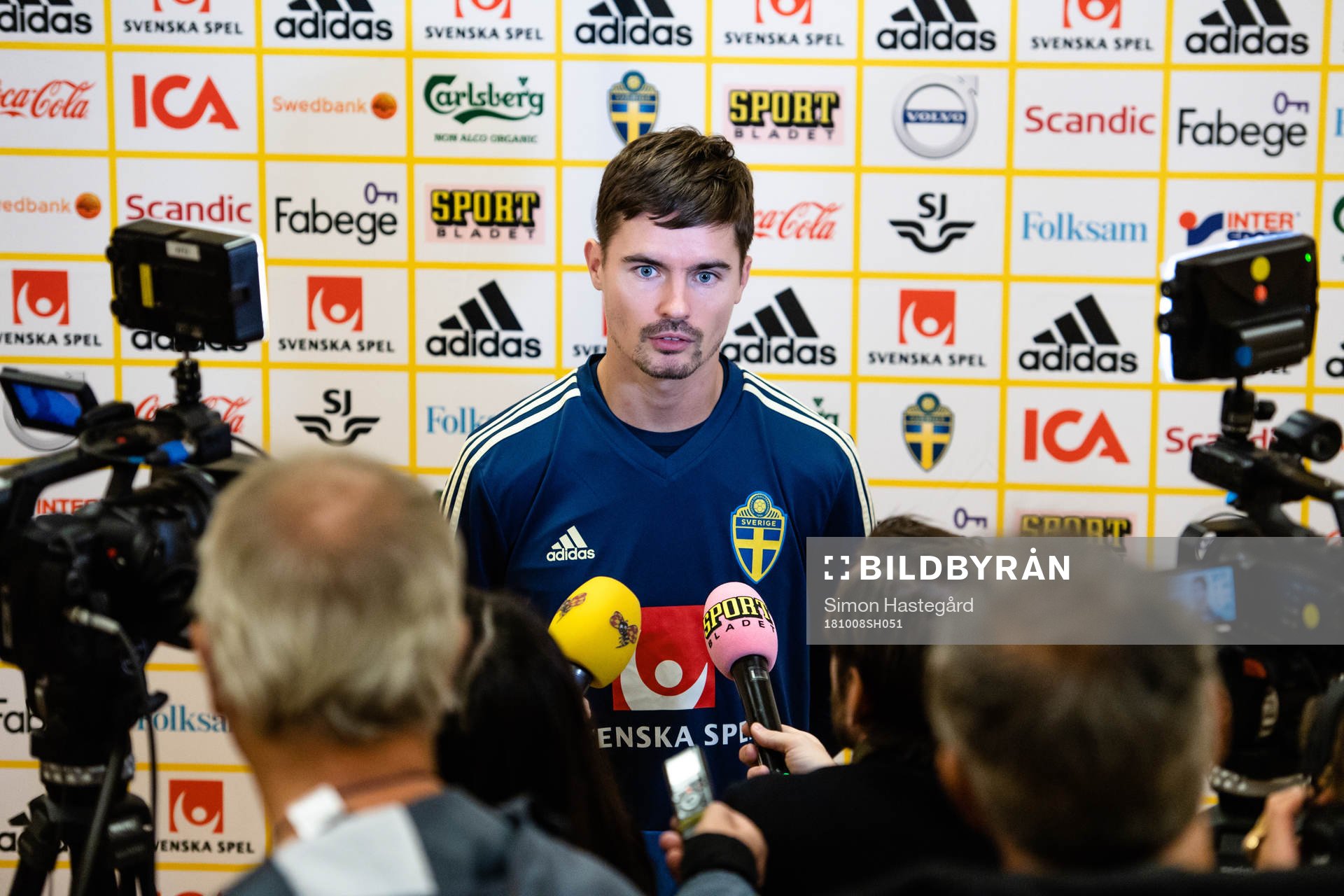 Sveriges Mikael Lustig i mixed zone