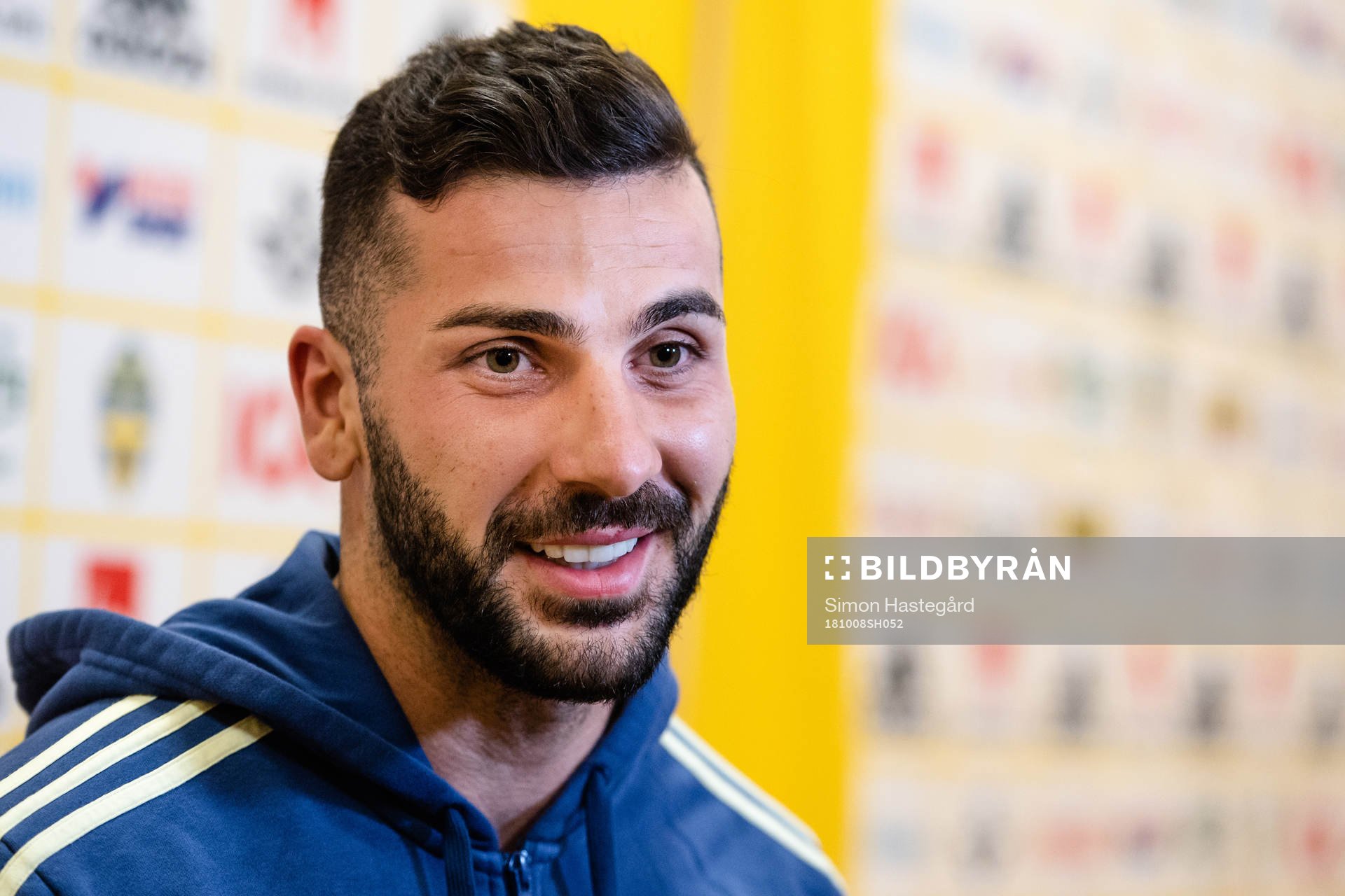 Sveriges Mikael Ishak i mixed zone efter en träning med Sveriges fotbollslandslag inför Nations League den 8 oktober 2018 i Stockholm.