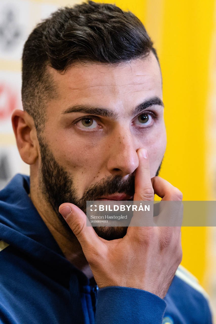 Sveriges Mikael Ishak i mixed zone efter en träning med Sveriges fotbollslandslag inför Nations League den 8 oktober 2018 i Stockholm.