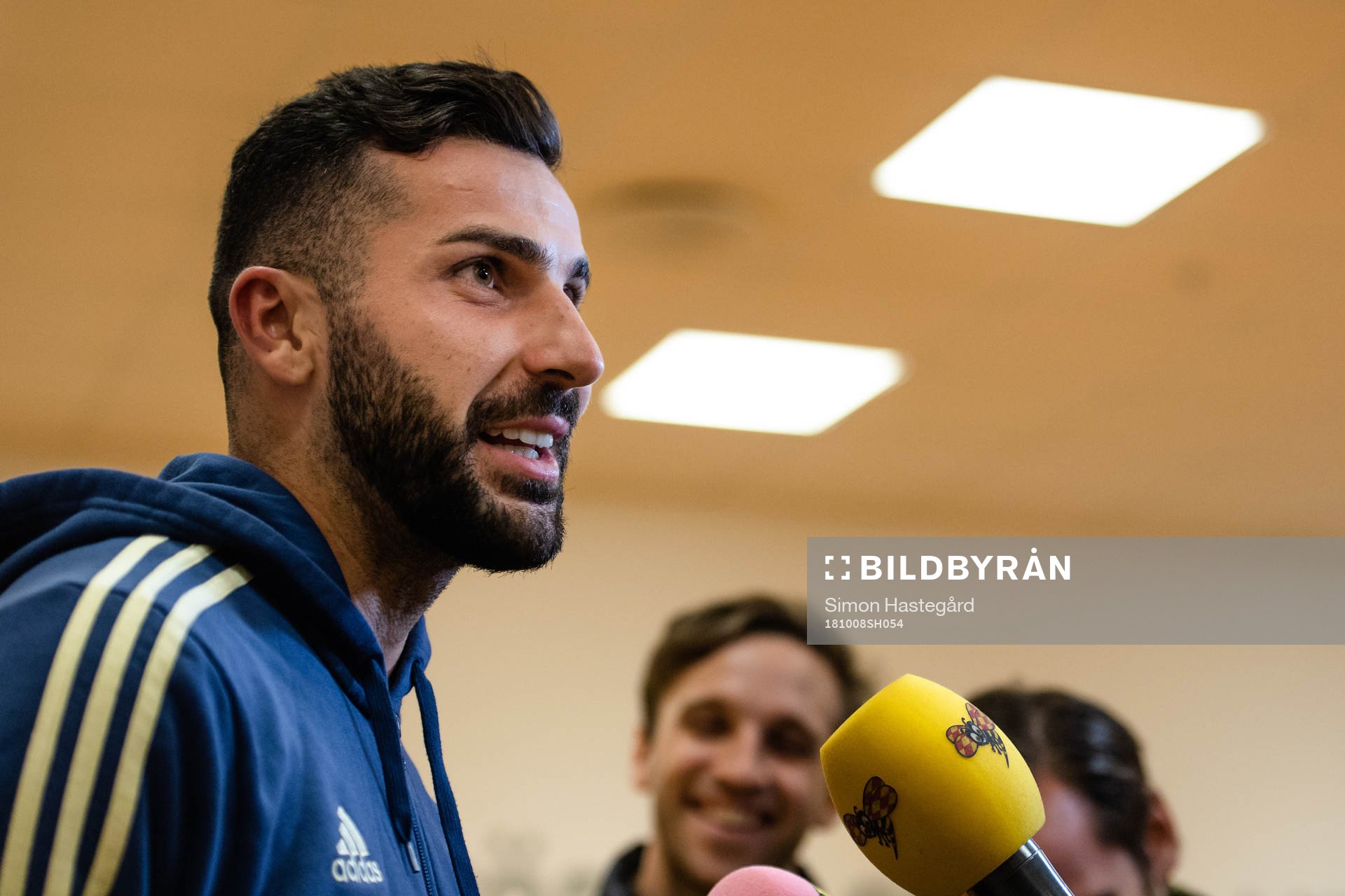 Sveriges Mikael Ishak i mixed zone