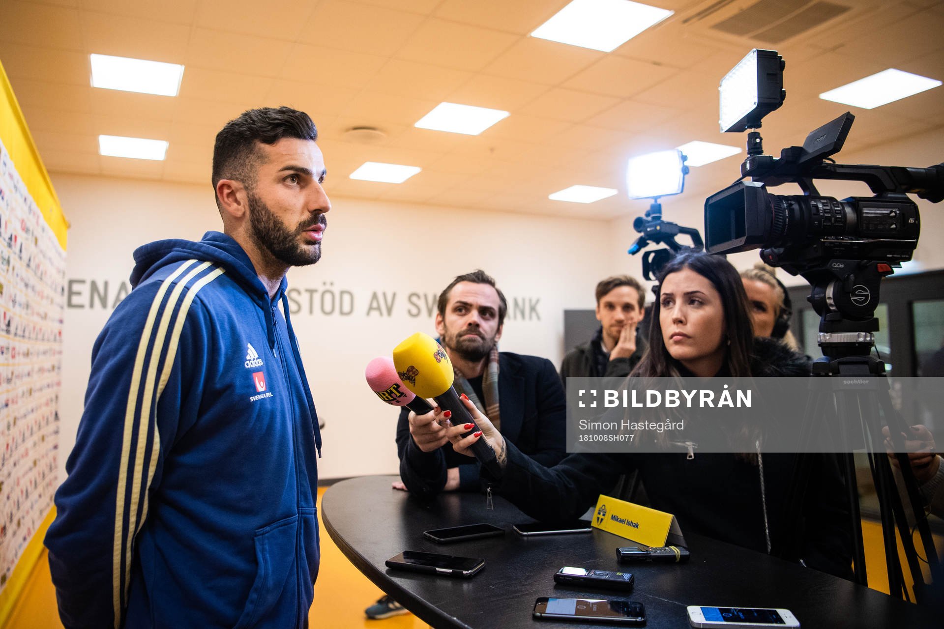 Sveriges Mikael Ishak i mixed zone efter en träning med Sveriges fotbollslandslag inför Nations League den 8 oktober 2018 i Stockholm.