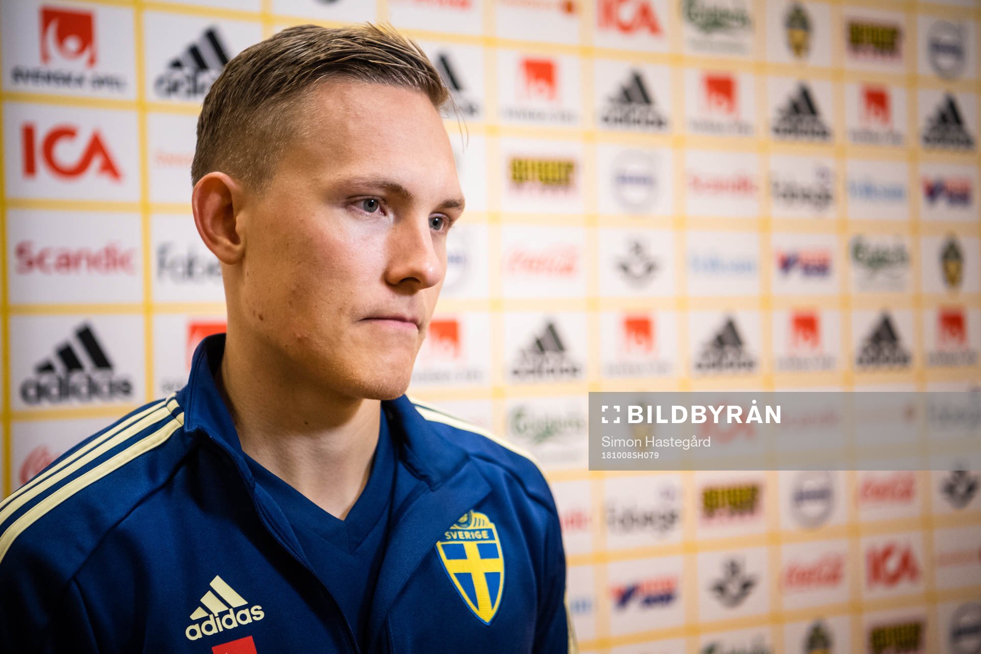 Sveriges Ludwig Augustinsson i mixed zone efter en träning med Sveriges fotbollslandslag inför Nations League den 8 oktober 2018 i Stockholm.