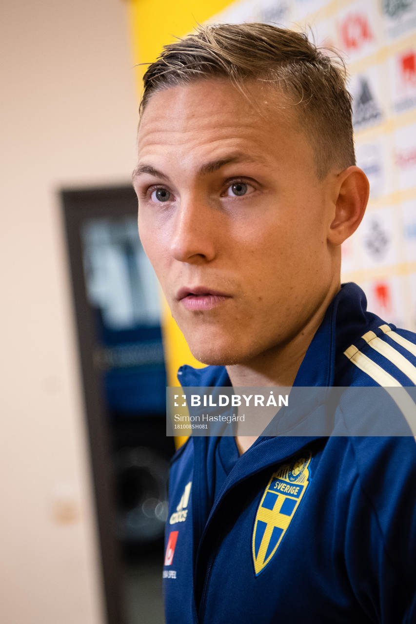 Sveriges Ludwig Augustinsson i mixed zone efter en träning med Sveriges fotbollslandslag inför Nations League den 8 oktober 2018 i Stockholm.