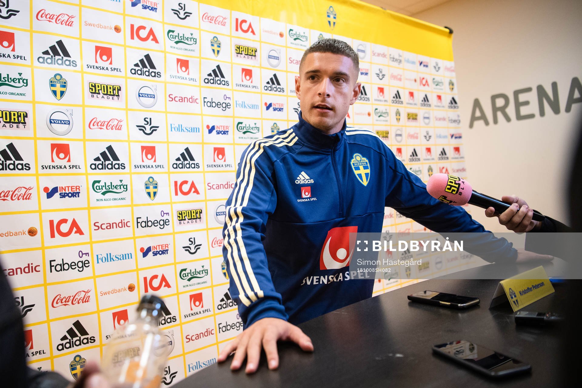 Sveriges Kristoffer Peterson i mixed zone efter en träning med Sveriges fotbollslandslag inför Nations League den 8 oktober 2018 i Stockholm.
