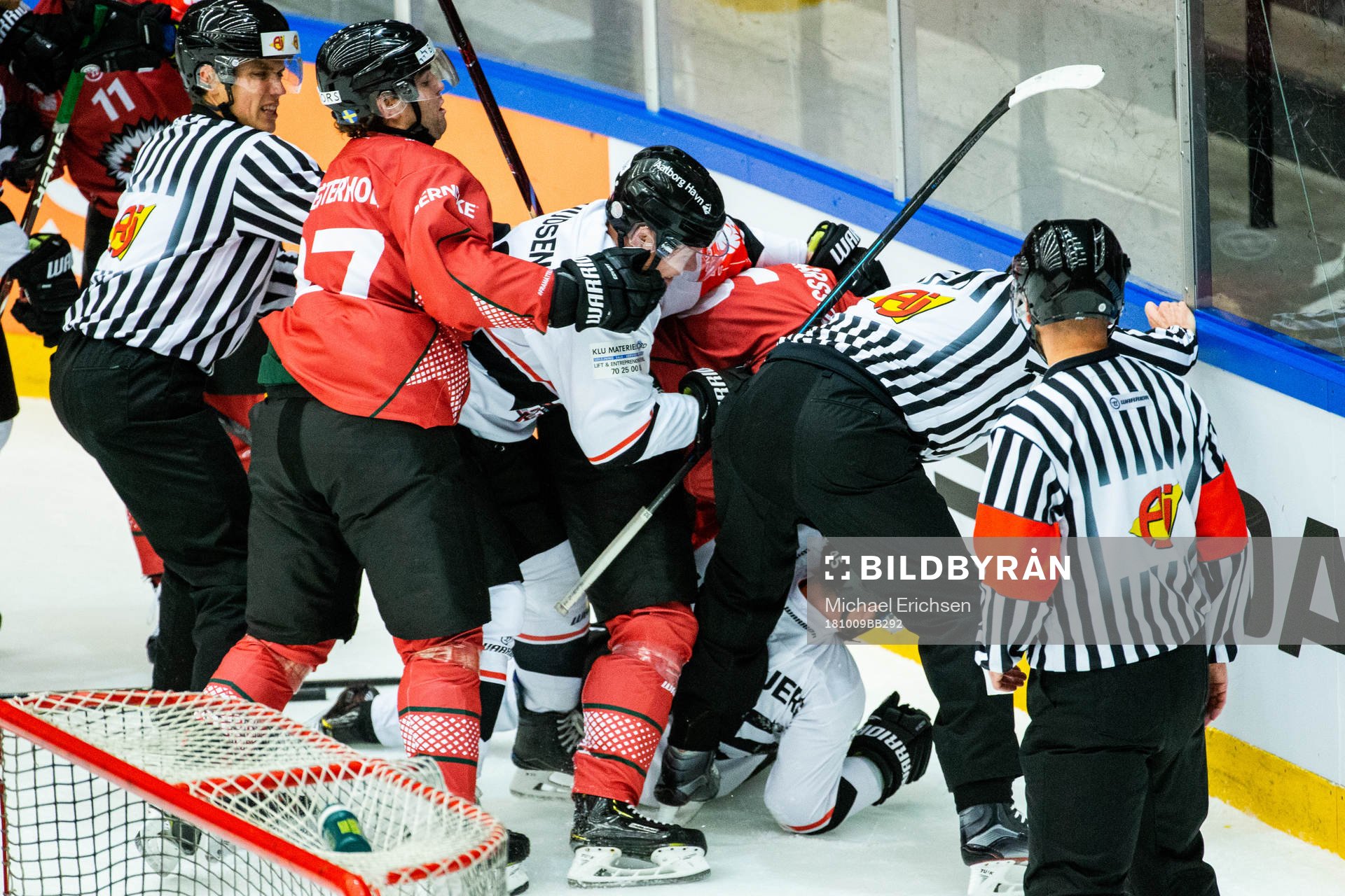 A fight between Kristoffer Gunnarsson of Frölunda and