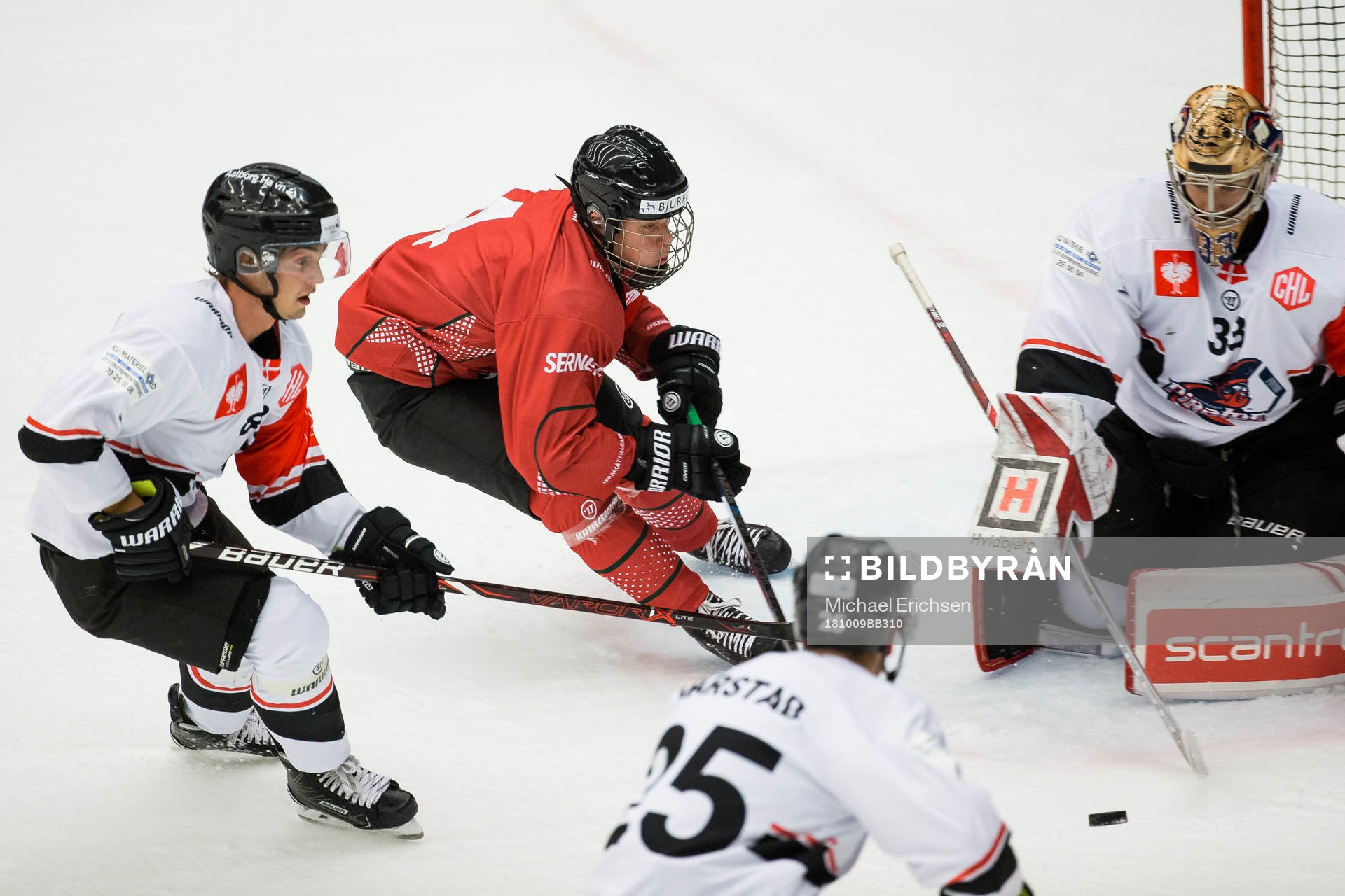 Lucas Raymond of Frölunda and goalkeeper Ronan Quemener of