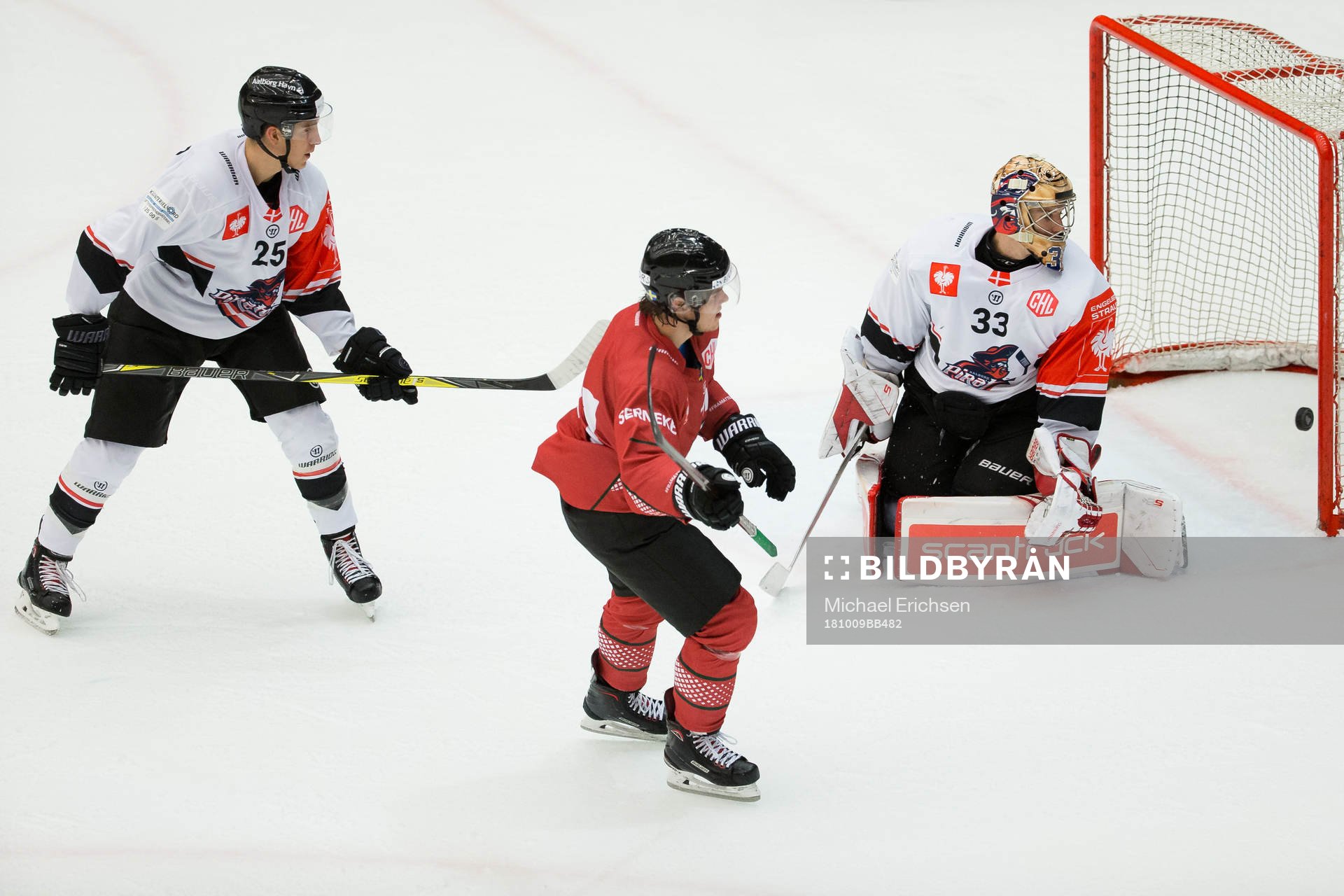 Samuel Fagemo of Frölunda scores 6-0 behind goalkeeper