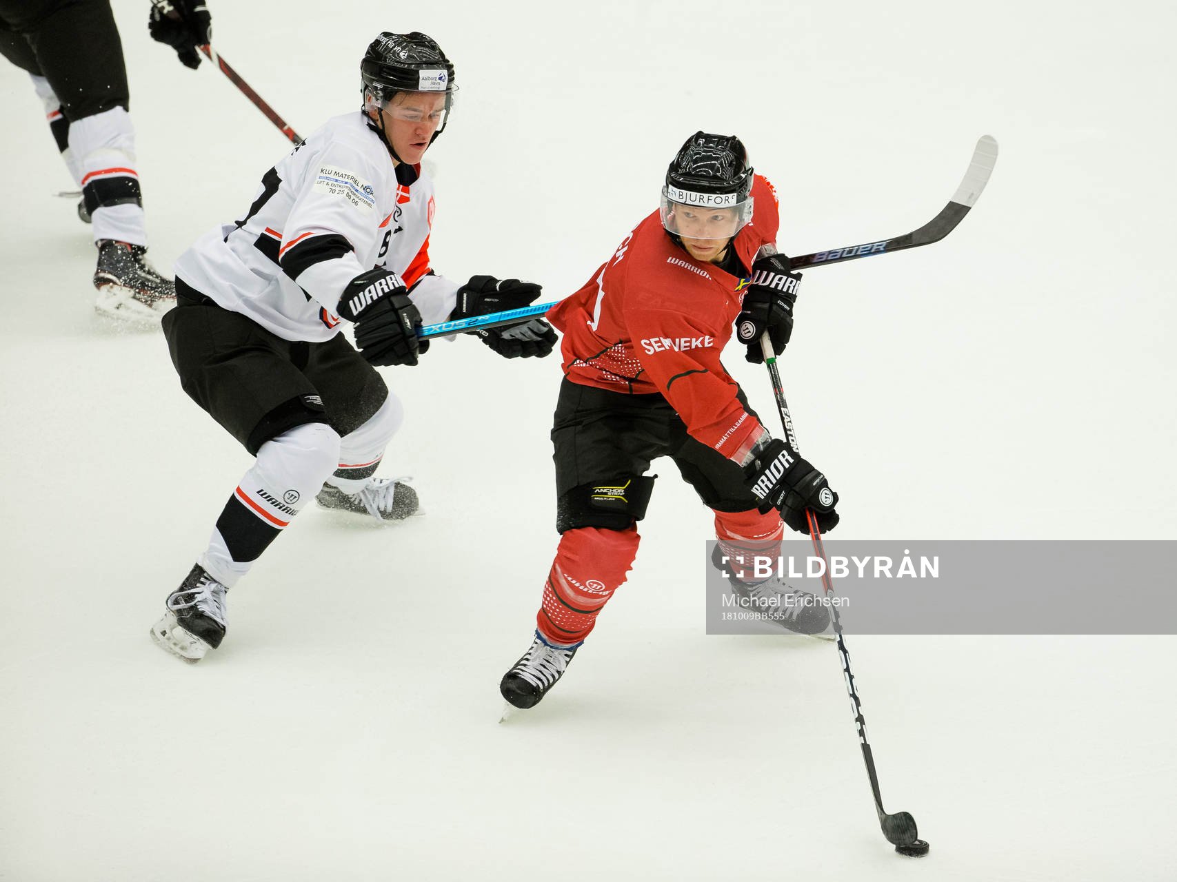 Tobias Ladehoff of Aalborg and Ryan Lasch of Frölunda