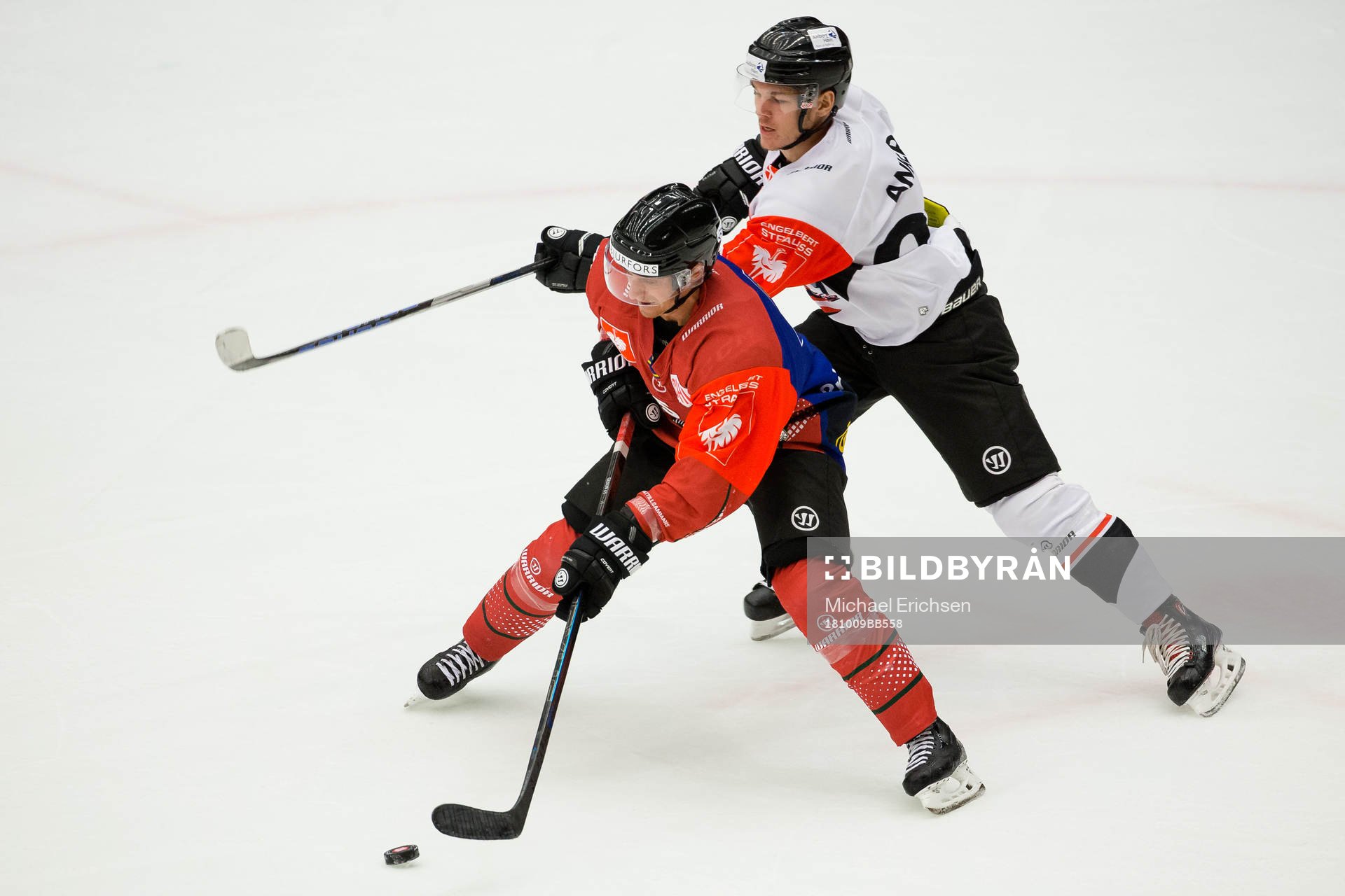 Chay Genoway of Frölunda and Oliver Anker of Aalborg