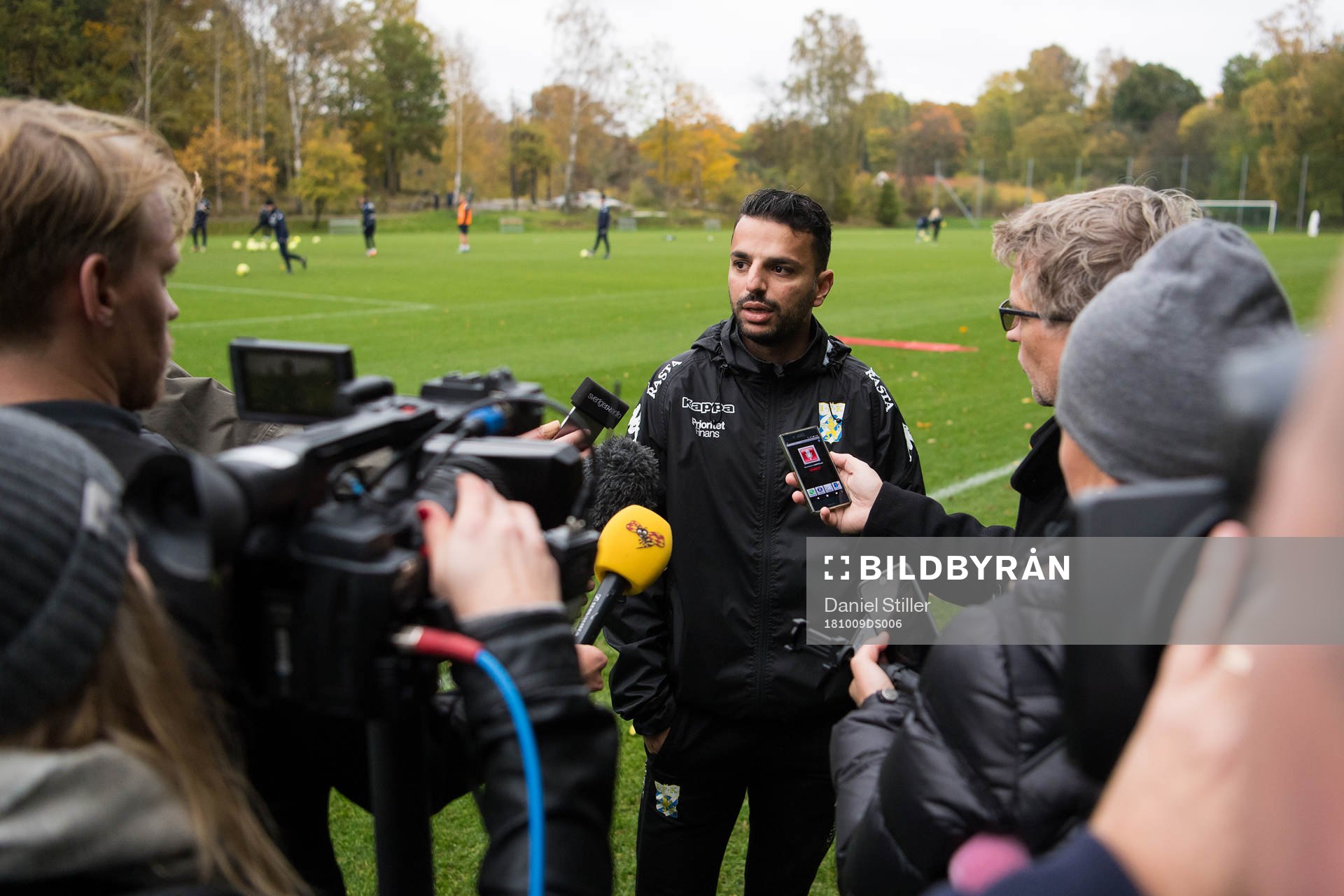 IFK Göteborgs tränare Poya Asbaghi pratar med media