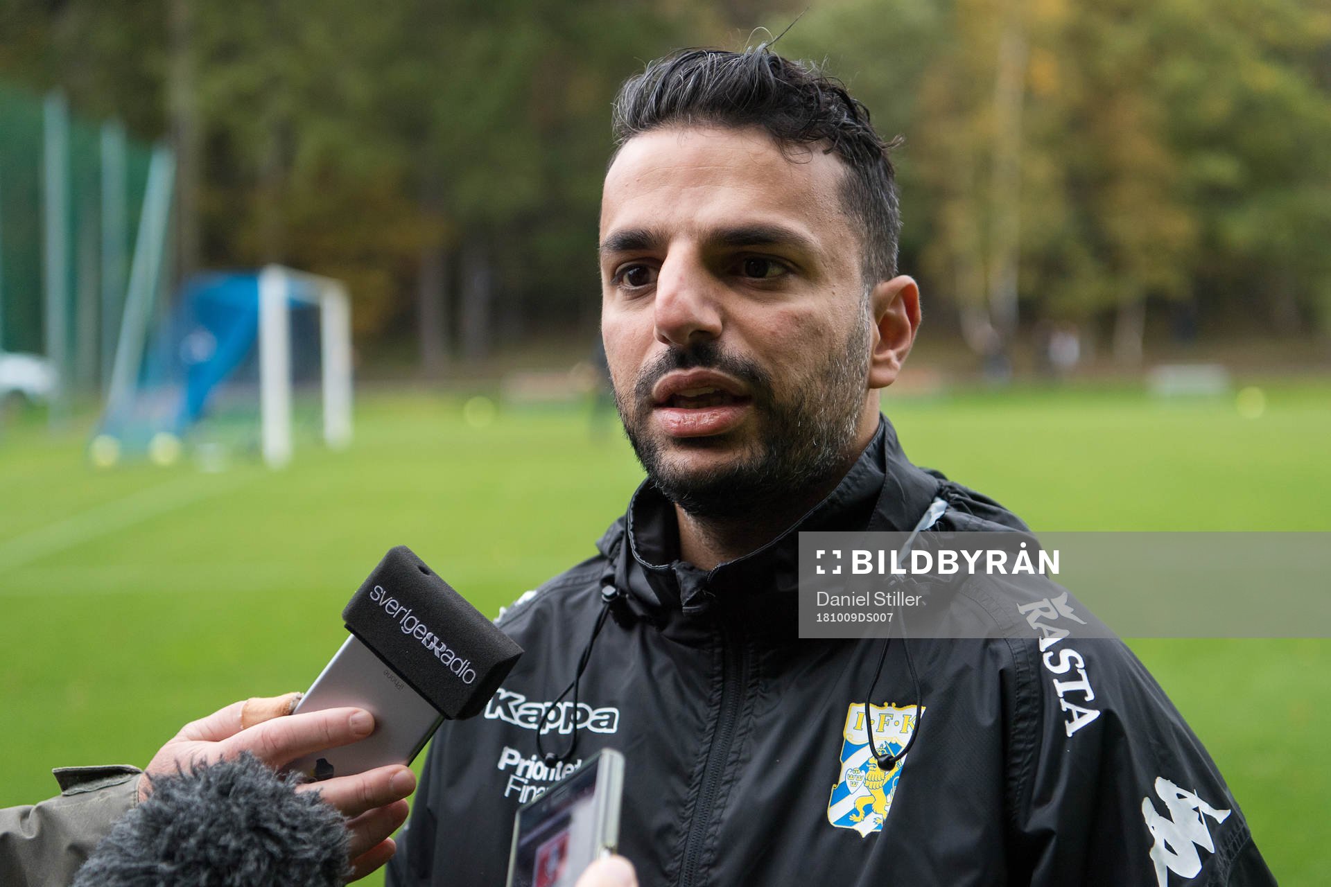 IFK Göteborgs tränare Poya Asbaghi pratar med media