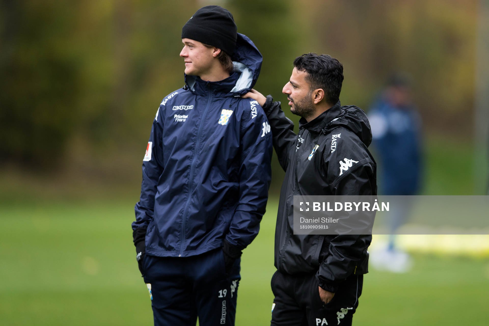 IFK Göteborgs tränare Poya Asbaghi pratar med August