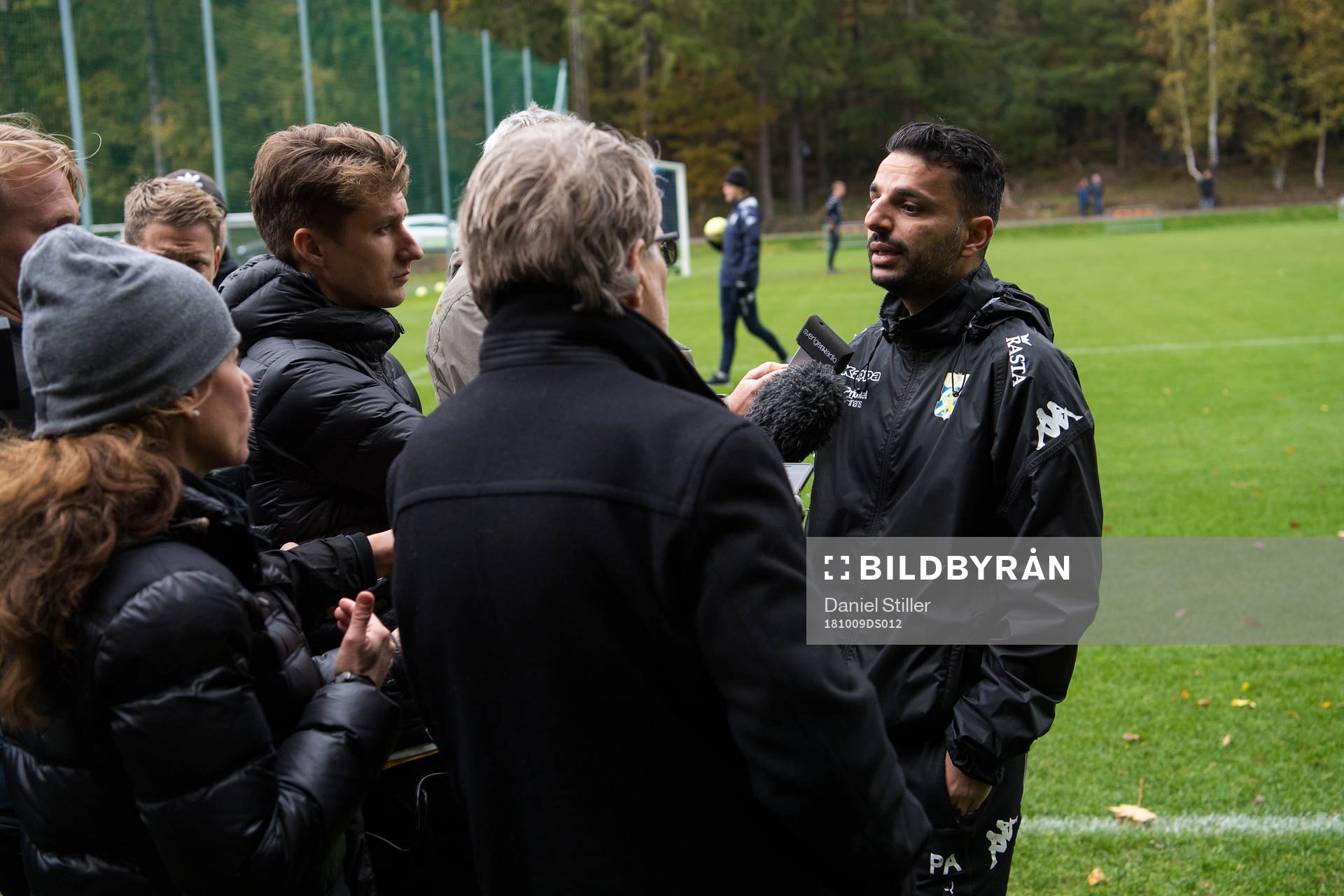 IFK Göteborgs tränare Poya Asbaghi pratar med media