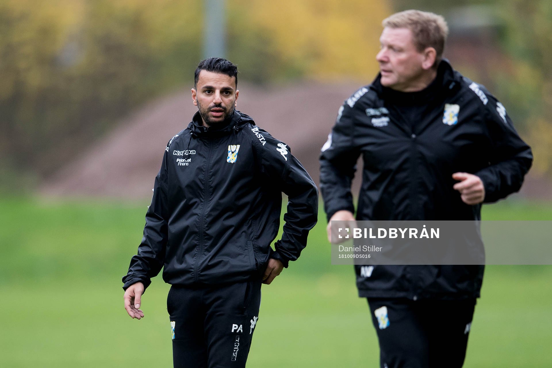 IFK Göteborgs tränare Poya Asbaghi och assisterande tränare Alf Westerberg under en träning med IFK Göteborg den 9 oktober 2018 i Göteborg.